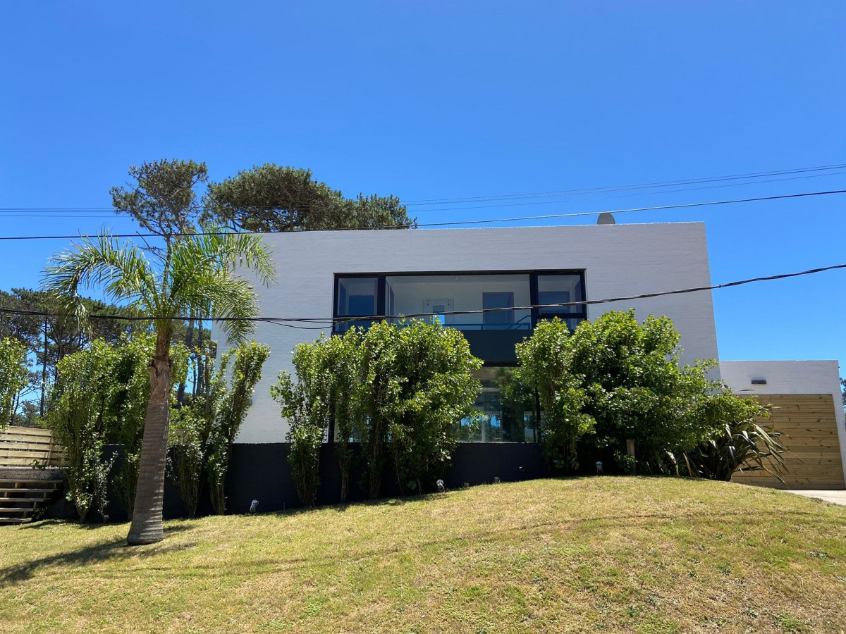 Moderna casa  en Manantiales, 3 dormitorios y dependencia , con amplio jardin. 
1090 mtrs2 de terreno. 204 mtrs2 construidos. 
Casa con amplios ventanales con salida a espectacular terraza con parrillero. Hermoso jardín cercado. Garaje, dependencia o huéspedes en el exterior. A 3 cuadras de una de las mejores playas, Bikini Beach.