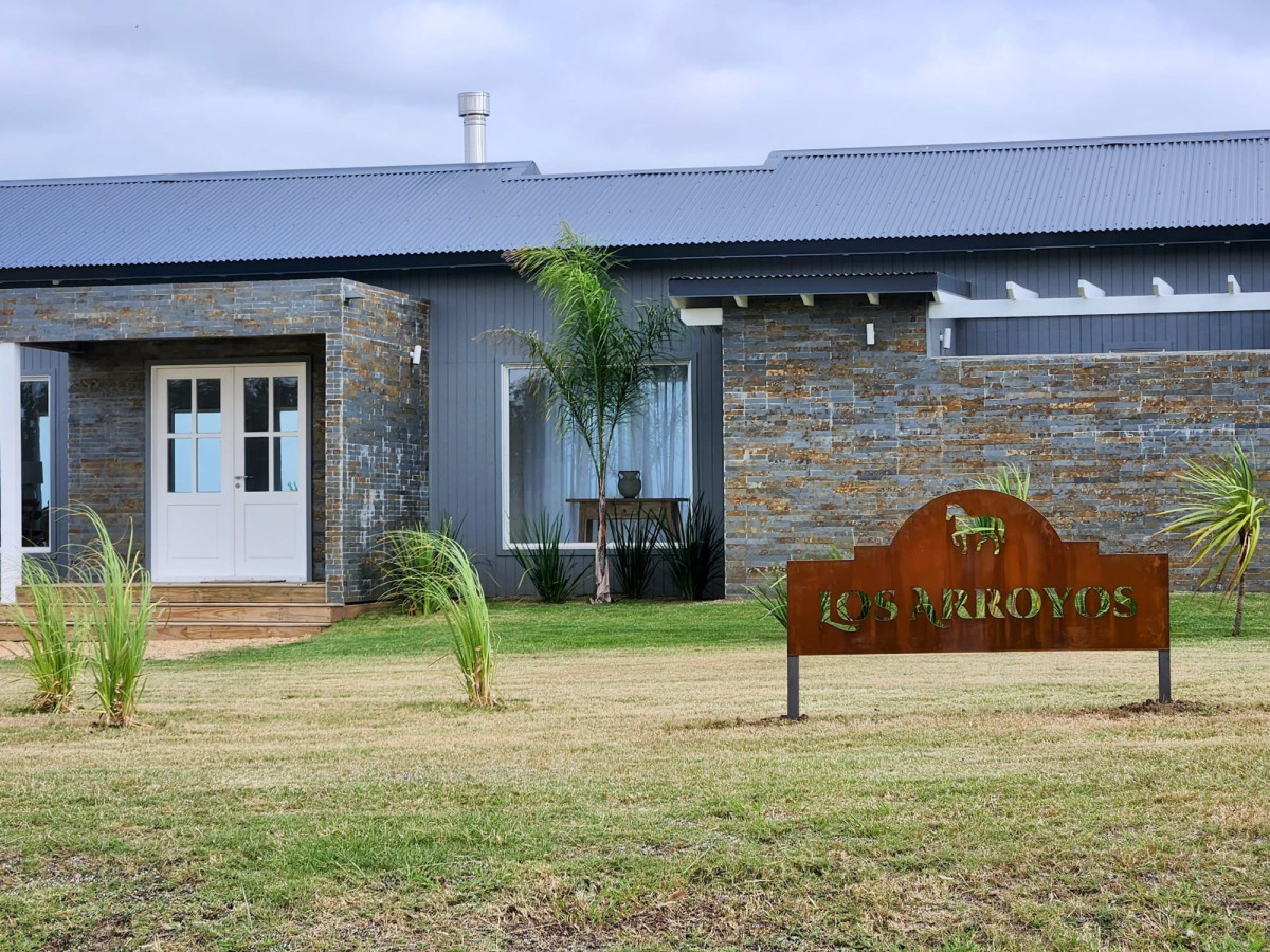 Excelente propiedad en Barrio Privado El Quijote.
Casa de 2 dormitorios, 3 baños.
Living-comedor con cocina integrada.
Hermosas vistas.
Amenities: Resto-Club house - Casa de Huéspedes - Cancha de tenis - Piscina - Cabalgatas - Kayaks - Colonia de Verano - 65% de Espacios Comunes (230 has.) - Huerta - Recolección de residuos diferenciada - Seguridad 24 hs. - Red de Agua Propia - Red Eléctrica de baja tensión subterránea - Mantenimiento de Césped.
Consulte con nuestros asesores.