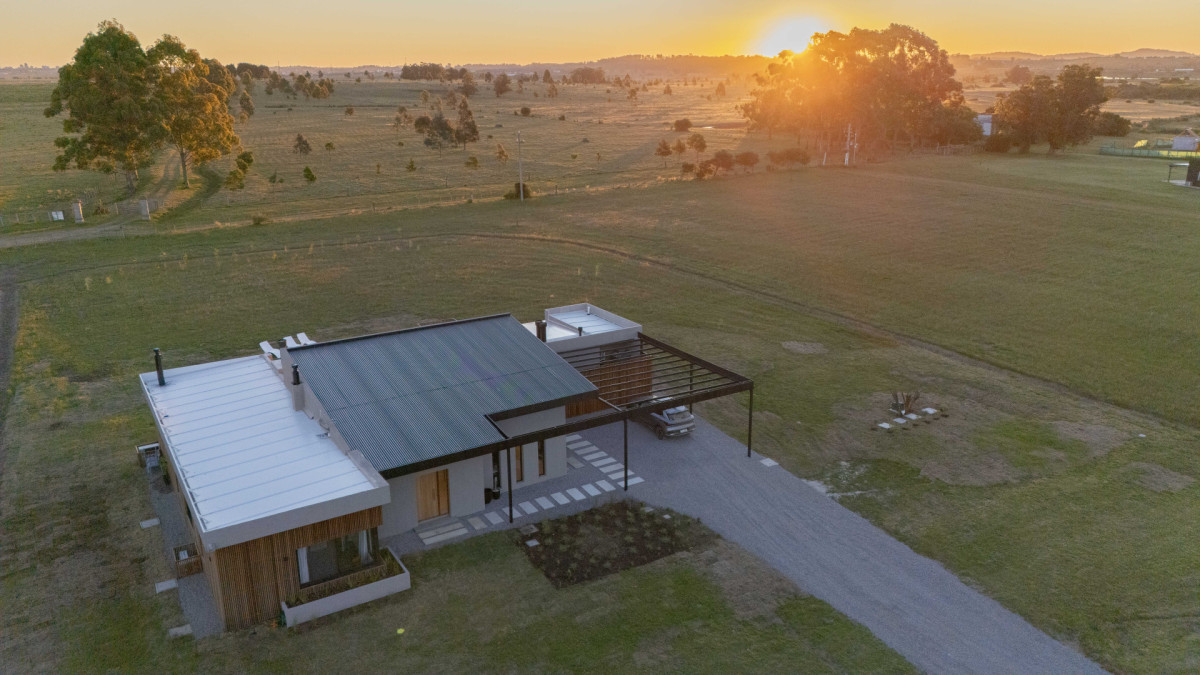 Tu Refugio en la Naturaleza: Chacra en Maldonado

Descubre el equilibrio perfecto entre confort y serenidad en esta encantadora chacra ubicada en el corazón de Maldonado. Esta propiedad te ofrece un estilo de vida único, rodeado de paisajes naturales y la tranquilidad que solo el campo puede brindar.

Características Principales:
3 Dormitorios: Espaciosos y luminosos, ideales para disfrutar de momentos en familia.
2 Baños completos: Comodidad y privacidad para todos los miembros del hogar.
Cocina Completa: Diseñada para inspirar a los amantes de la gastronomía, con todo lo necesario para crear deliciosas comidas.
Living - Comedor: Áreas amplias y acogedoras, perfectas para compartir y disfrutar de la calidez del hogar.

Espectaculares amenities

No dejes pasar esta oportunidad Consulta con nuestros asesores para más información.