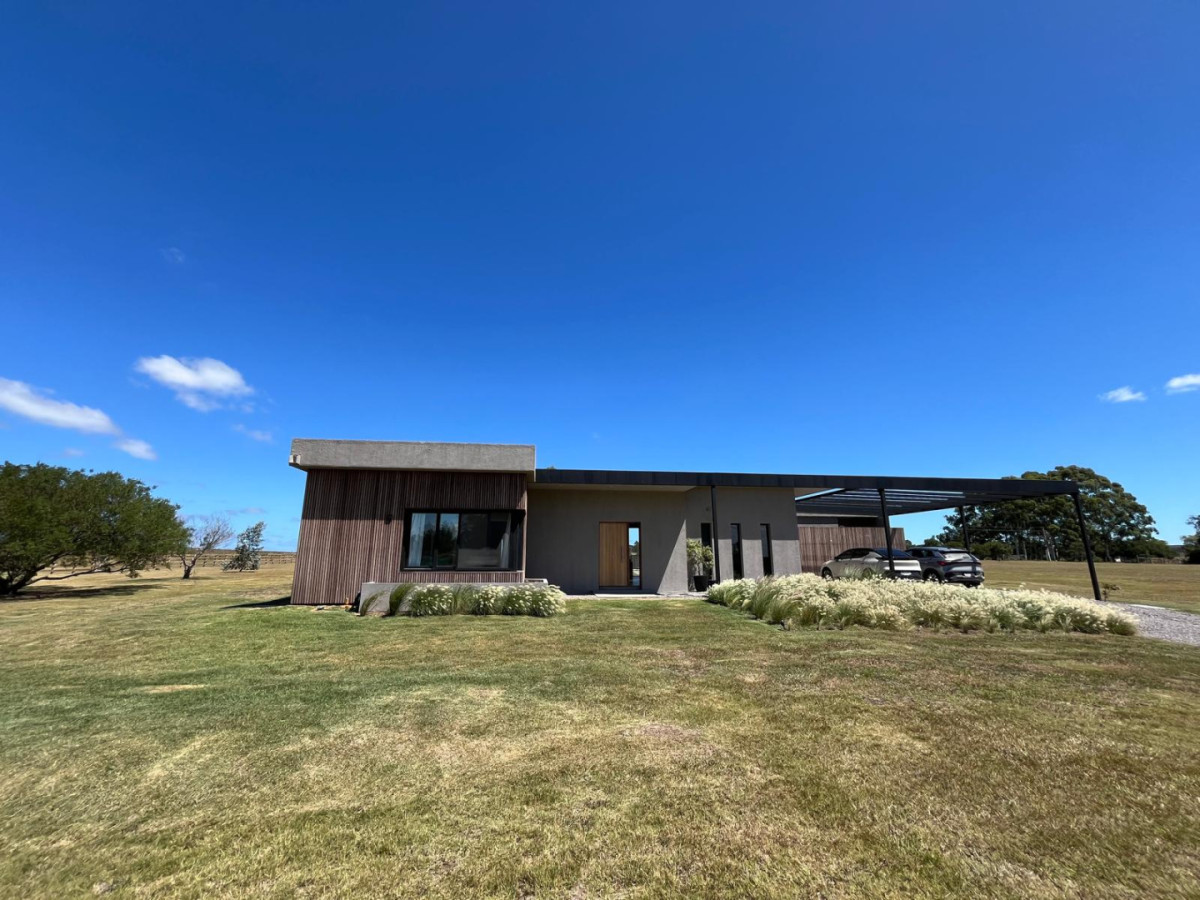 Tu Refugio en la Naturaleza: Chacra en Maldonado

Descubre el equilibrio perfecto entre confort y serenidad en esta encantadora chacra ubicada en el corazón de Maldonado. Esta propiedad te ofrece un estilo de vida único, rodeado de paisajes naturales y la tranquilidad que solo el campo puede brindar.

Características Principales:
3 Dormitorios: Espaciosos y luminosos, ideales para disfrutar de momentos en familia.
2 Baños completos + toilette: Comodidad y privacidad para todos los miembros del hogar.
Cocina Completa integrada: Diseñada para inspirar a los amantes de la gastronomía, con todo lo necesario para crear deliciosas comidas. Cuenta con Anafe, Horno eléctrico, lavavajillas, microondas, Heladera con freezer, Heladera de vinos, Licuadora, Máquina Nespresso y más.
Living - Comedor: Áreas amplias y acogedoras, perfectas para compartir y disfrutar de la calidez del hogar. Estufa de alto rendimiento y T.V de 65´´
Dependencia de Servicio.

Parrillero abierto techado, comedor exterior par 12 personas, piscina climatizada de agua salada y cercada.
Capacidad para 7 huéspedes.
5.000 m2 de terreno y 200 m2 construidos y una galería de 90 m2.

Espectaculares amenities: 
 Club House con restaurante.
 Sector Kids con personal, ping pong, futbolito y actividades guiadas.
 Piscina con varios sectores.
 Canchas de pádel y tenis (gratis).
 Caballerizas con turnos gratuitos.
 Reserva natural con playa y kayaks.
 Huerta comunitaria.
 Gimnasio moderno.
 Lagos y zona de fogón con parrilla al pincho.
 Seguridad 24 h.

No dejes pasar esta oportunidad Consulta con nuestros asesores para más información.