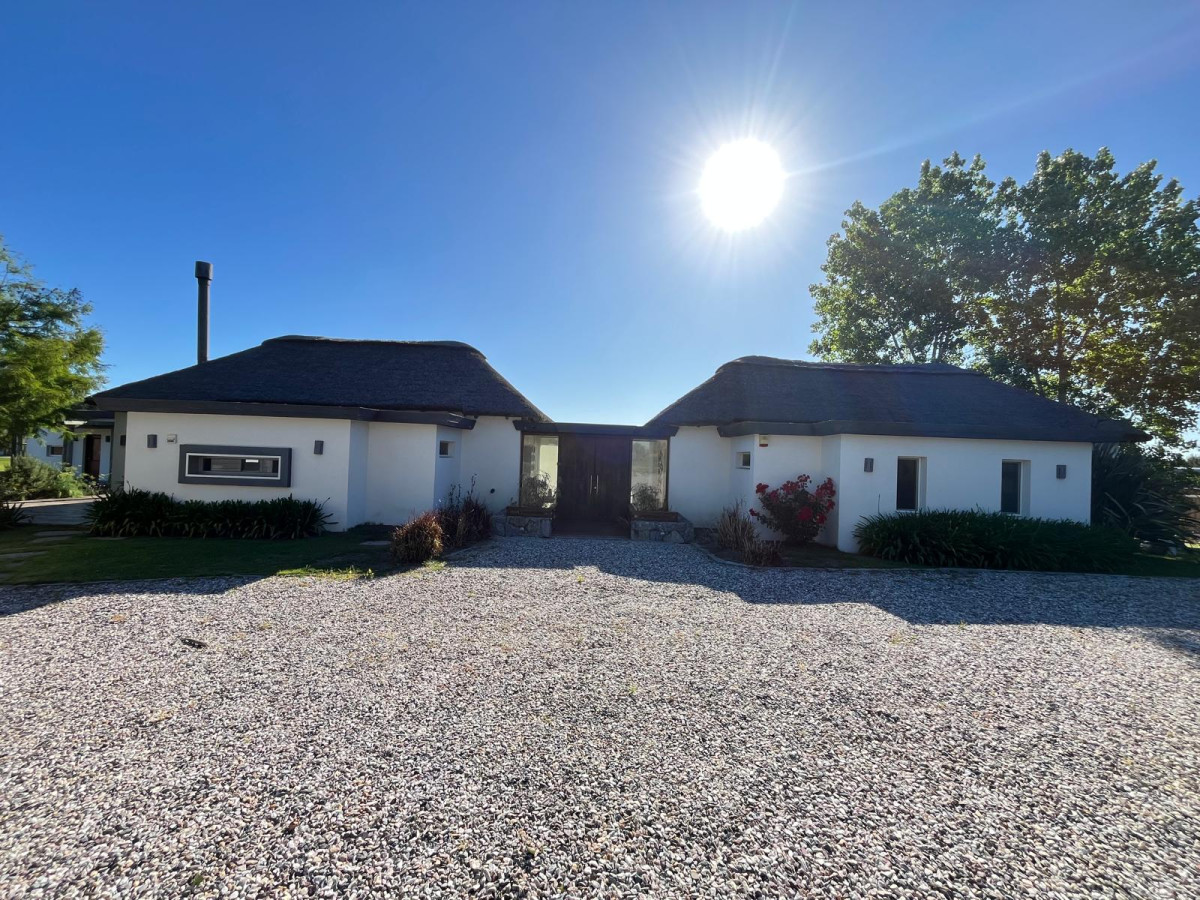 Hermosa casa totalmente equipada a nuevo, LCD, DVD, Direc tv.
Ala 1:
Living comedor de grandes dimensiones 
Toillete
Cocina (lavavajillas, microonda, cafetera express, heladera c freezer, licuadora, tostadora, jarra eléctrica, etc)
Gran galería techada (con reposeras y juego de Living). Asador 
 Ala 2:
1 cuarto en suite con deck
2 cuartos con deck (con 2-3 camas cada uno)
1 baño

Área de servicio (separada de la casa)
Lavadero
1 Cuarto de servicio o 4to dormitorio
1 Baño de servicio 
Pérgola para 2 autos

Por mas información, consulte con nuestros asesores.