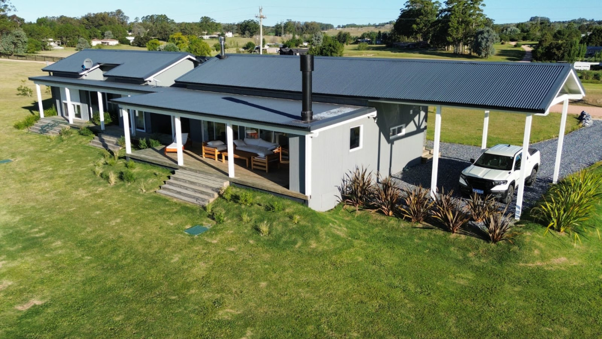 Tu Refugio en El Quijote: Chacra de Ensueño en La Barra

Descubre un rincón de tranquilidad y belleza en esta encantadora chacra ubicada en El Quijote, La Barra. Este espacio único te ofrece la combinación perfecta de confort y naturaleza, ideal para disfrutar de momentos inolvidables en familia o con amigos.

Características de la propiedad:
- 2 Dormitorios: Espacios luminosos y acogedores, diseñados para tu descanso y bienestar.
- 3 Baños: Comodidad y privacidad para todos los miembros del hogar.
- Cocina Integrada: Un ambiente moderno y funcional, donde la gastronomía se convierte en una experiencia social.
- Living y Comedor: Áreas amplias y elegantes, perfectas para compartir y disfrutar de la calidez del hogar.

Esta chacra no solo es un lugar para vivir, sino un estilo de vida que te conecta con la naturaleza y la serenidad que ofrece La Barra. 

Hermosas vistas.

Amenities: Resto-Club house - Casa de Huéspedes - Cancha de tenis - Piscina - Cabalgatas - Kayaks - Colonia de Verano - 65% de Espacios Comunes (230 has.) - Huerta - Recolección de residuos diferenciada - Seguridad 24 hs. - Red de Agua Propia - Red Eléctrica de baja tensión subterránea - Mantenimiento de Césped.

Consulte con nuestros asesores para más información y para agendar una visita. 