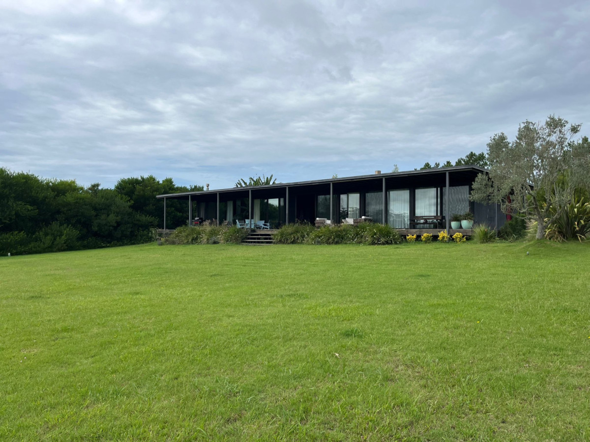 Descubre el equilibrio perfecto entre confort y serenidad en esta encantadora chacra, ubicada en el corazón de Pueblo Mio, Manantiales. Este espacio único te ofrece la oportunidad de vivir rodeado de la belleza natural, sin renunciar a las comodidades modernas.

La propiedad cuenta con 3 amplios dormitorios y 2 baños completos, principal con su propio baño en suite, garantizando privacidad y confort para toda la familia. 
La cocina integrada se convierte en el corazón del hogar, ideal para compartir momentos inolvidables, mientras que el luminoso living y el acogedor comedor invitan a disfrutar de la calidez de los encuentros familiares. Desde el living-comedor, salida a espectacular galería con increíbles vistas al Lago.
Dependencia de servicio + baño completo (El cual también actúa como baño de visitas).

210 m2 construidos cubiertos + 150 m2 de galerías sobre un lote de 4.000 m2

Imagina despertar cada mañana con el canto de los pájaros y el aroma de la naturaleza. Este es el lugar donde tus sueños de tranquilidad y calidad de vida se hacen realidad.

Amenities:
Club House, Tres sectores de Pileta., Beach House. Canchas de tenis y paddle. Gimnasio. Kids Club. Guest House.

Seguridad: Dos accesos principales y dos puestos internos con seguridad durante las 24hs. Rondas permanentes y tecnología de ultima generación.

Consulte con nuestros asesores.