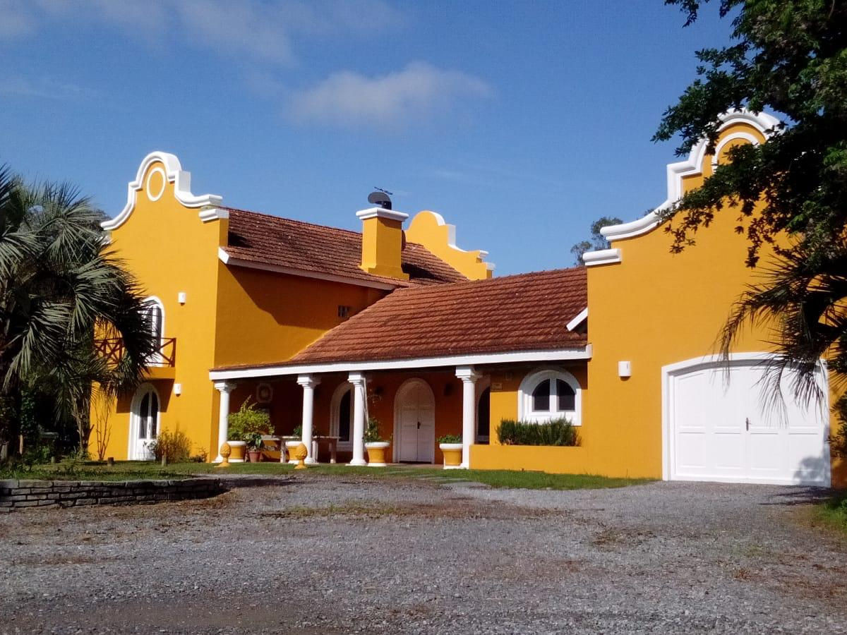 Chacra en excelente ubicación por Ruta 104.

5 Has. Casa con 4 suites, amplio living-comedor, cocina, y dependencia de servicio. 
En exterior Playroom, galería al frente y fondo.

Parrillero y horno a barro. Un dormitorio mas independiente con baño.
Cuenta con cochera y depósitos. 
Pileta de 10 por 4.6 mtrs. Con deck espectacular!
Construidos totales 500mts2 aprox.

Por mas información, consulte con nuestros asesores.
