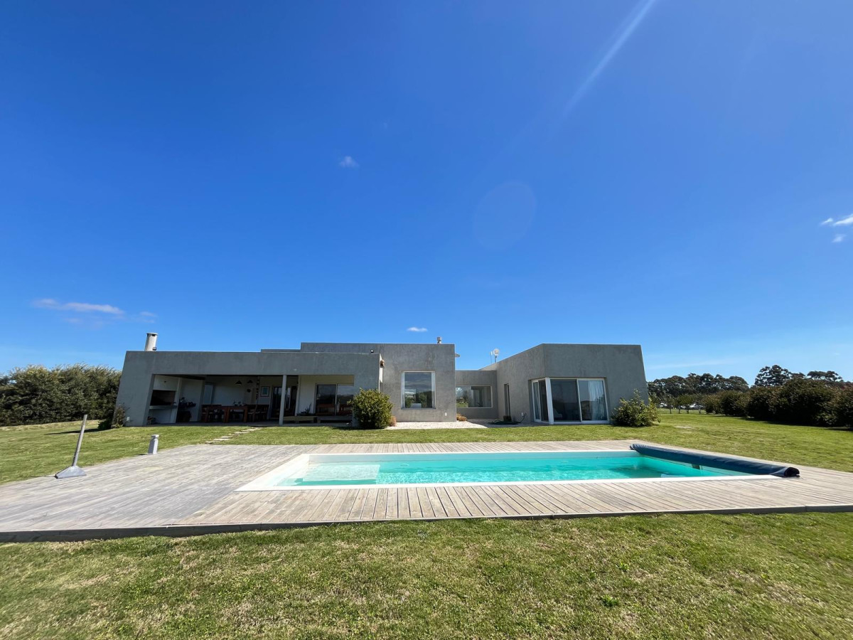 Espectacular casa en Pueblo Mio.
Amplio living - comedor, moderna cocina equipada. Aire acondicionado.
3 dormitorios, 1 en suite y 2 dormitorios que comparten 1 baño.
Dependencia de servicio.
Deck con parrillero y amplio parque con piscina.
Excelentes vistas !!
Consulte con nuestros asesores.