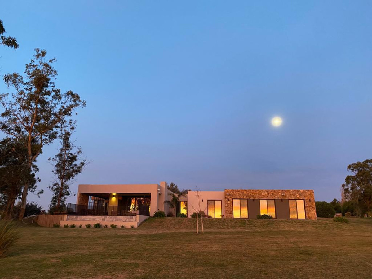 Espectacular Chacra.
Casa de 4 dormitorios, 2 en suite, otros comparten baño.
Amplio living comedor, cocina equipada. 
Cuenta con pileta climatizada, jacuzzi y amplio deck.

Consulte con nuestros asesores.