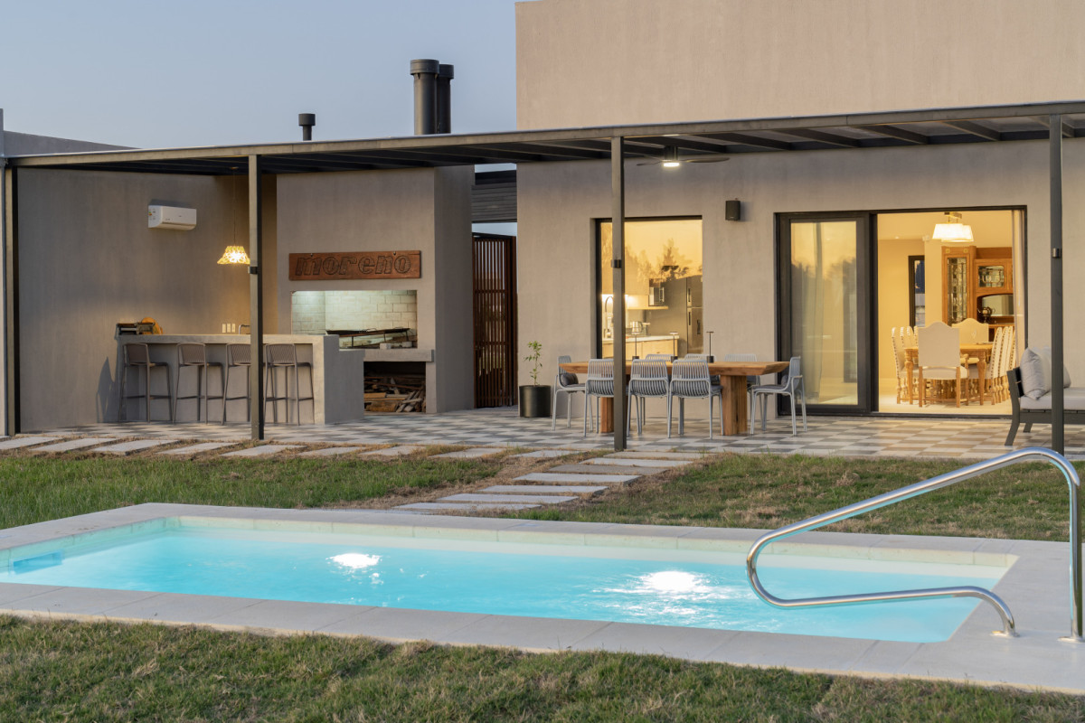 Tu Refugio en la Naturaleza: Chacra en Maldonado

Descubre el equilibrio perfecto entre confort y serenidad en esta encantadora chacra ubicada en el corazón de Maldonado. Esta propiedad te ofrece un estilo de vida único, rodeado de paisajes naturales y la tranquilidad que solo el campo puede brindar.

Características Principales:
3 Dormitorios: Espaciosos y luminosos, ideales para disfrutar de momentos en familia.
2 Baños completos: Comodidad y privacidad para todos los miembros del hogar.
Cocina Completa: Diseñada para inspirar a los amantes de la gastronomía, con todo lo necesario para crear deliciosas comidas.
Living - Comedor: Áreas amplias y acogedoras, perfectas para compartir y disfrutar de la calidez del hogar.

Espectaculares amenities

No dejes pasar esta oportunidad Consulta con nuestros asesores para más información.