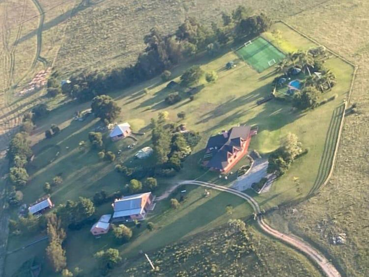 Descubra su Refugio en el Corazón de Punta del Este.

90 Hectáreas con aprox. 870 mts2 construidos. Casa Principal, pileta, cancha de fútbol, arroyos, cañadas, aguadas y mas.
Padrón 20552 con 72 has - Padrón 20551 con 8 has y padrón 21851 con 10 has y salida a Ruta 9.

Ubicado en las cercanías la Ruta 104, este encantador campo le ofrece la oportunidad de conectar con la naturaleza y disfrutar de la tranquilidad del entorno rural, sin renunciar a la cercanía de la ciudad.
A solo 15 minutos aproximados de Manantiales.

Con un amplio terreno que invita a la creatividad, este espacio es ideal para desarrollar su proyecto soñado, un emprendimiento agrícola o simplemente un lugar para escapar del bullicio diario. La propiedad cuenta excelente acceso, facilitando la movilidad hacia las principales localidades de la región.

Imagine despertar cada mañana rodeado de paisajes naturales, con el canto de los pájaros como su despertador y el aire puro como su compañero. Este campo es más que una propiedad; es una oportunidad para crear recuerdos inolvidables en un entorno sereno y acogedor.

SE PUEDE FRACCIONAR EN CHACRAS DE 3 HAS

FINANCIAN

No deje pasar esta oportunidad única. Consulte con nuestros asesores para obtener más información.
