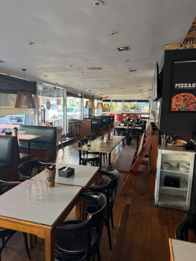  Oportunidad Única en la Península: Local Gastronómico a Pasos del Mar.

Local en VENTA y en ALQUILER

Descubre el potencial de este amplio local de 170 m², situado en el corazón de la Península de Punta del Este, a tan solo 200 metros de la playa. Este espacio versátil es ideal para emprendedores del rubro gastronómico que buscan establecerse en una de las zonas más vibrantes y turísticas del país.

Con una ubicación estratégica, el local ofrece una excelente visibilidad y un flujo constante de visitantes, lo que lo convierte en la opción perfecta para un restaurante, café o bar. Su diseño permite múltiples configuraciones, brindando la flexibilidad necesaria para adaptarse a tus necesidades.

No dejes pasar esta oportunidad de invertir en un negocio en una de las áreas más codiciadas de Punta del Este. 

Precio alquiler mensual: 5.300 USD
Precio de venta de llave gastronómica: 150.000 USD
Precio de venta del local: 1.000.000 USD

**Consulta con nuestros asesores y da el primer paso hacia tu nuevo proyecto.**