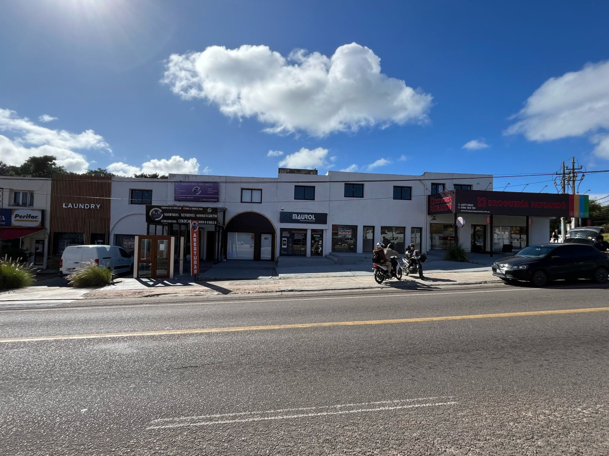 Excelente ubicación comercial. En el corazón de la Barra.
Local 3 DISPONIBLE.
También disponible local 7.
Locales de aprox. 30mts2 con 1 baño y depósito-monoambiente arriba + baño del mismo tamaño. Totales 60mts aprox.
Largo aprox. locales 9mts x 3,4 de ancho aprox.
Por mas información, consulte con nuestros asesores.