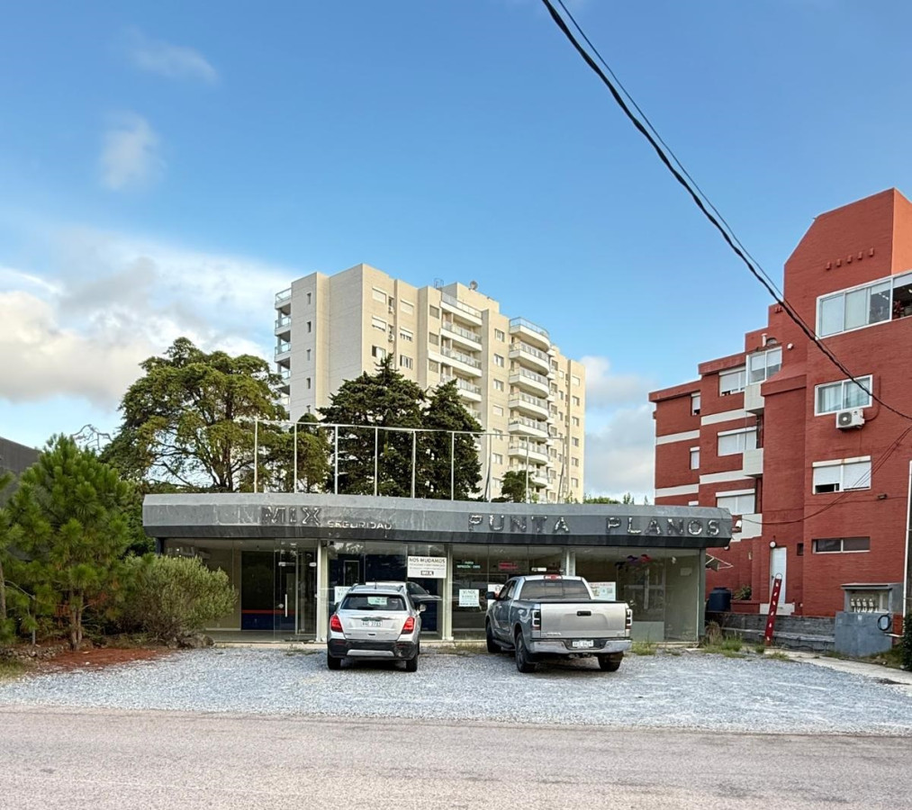 Excelente local comercial por Av. Italia.

Gran flujo comercial en la zona.

Local de 131mts2 construidos de local + área de apartamentos en parte trasera de 81,54 mts aprox.
669 mts2 de terreno.
23,61 mts de frente. 1 de sus laterales 36,36 mts y el otro lateral 24,70 mts.

Consulte con nuestros asesores.