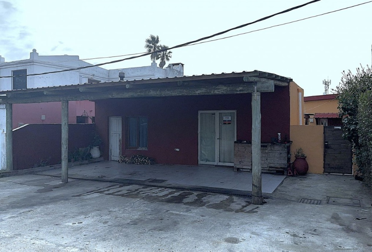 Excelente casa con local a metros de la Playa.

200mts de distancia del Mar.
261 mts2 de terreno.

Casa con 2 dormitorios y medio. 1 baño.
Adelante local con cocina + 1 baño.

Se logra una vista parcial al Mar desde una 2 planta en caso de ser construida.

FOSS: 40%
FOS: 40%
FOSV: 50%
FOT: 60%
Altura máxima 7 mts.

Consulte con nuestros asesores.