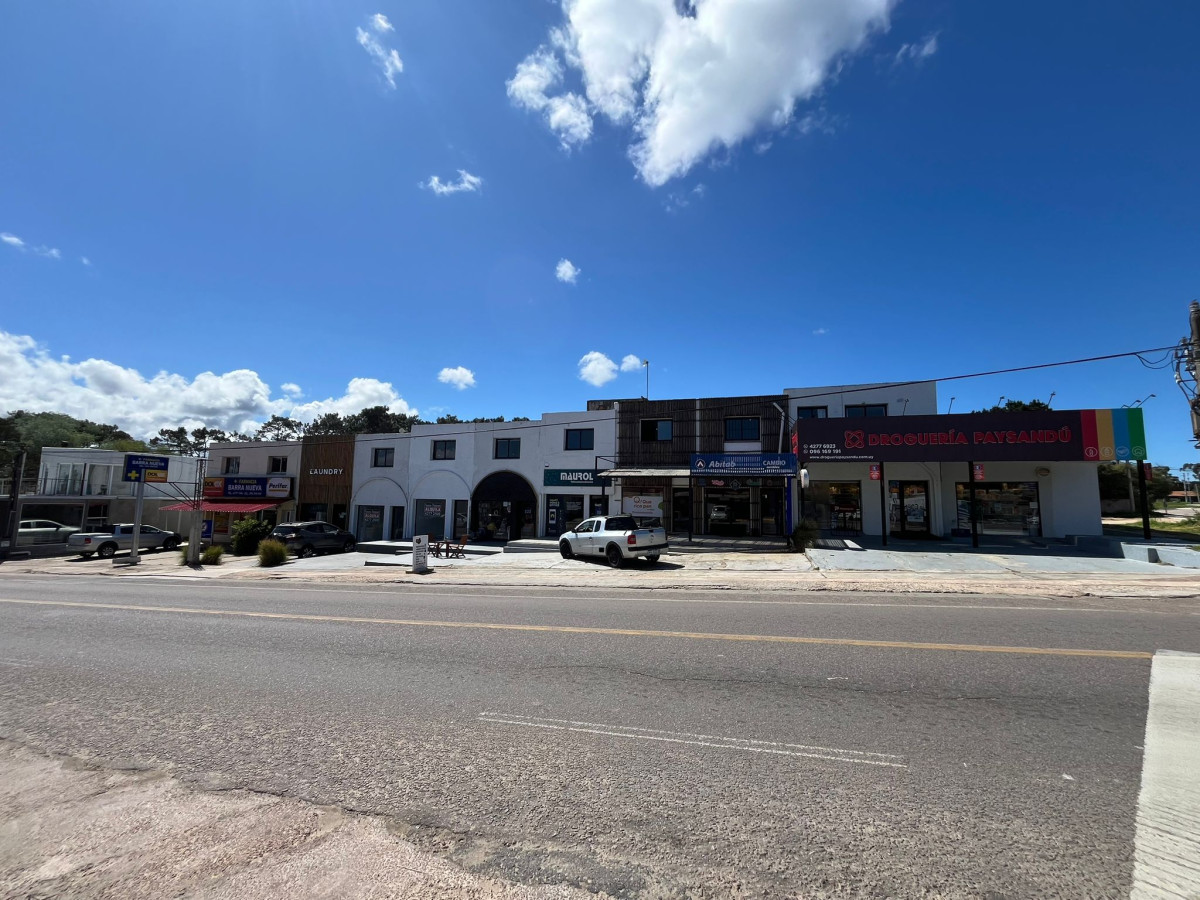 Excelente ubicación comercial. En el corazón de la Barra.

LOCAL 7

Local de aprox. 30mts2 con 1 baño y depósito-vivienda baño arriba de mismo tamaño.
Frente de 3,5 mts aprox. 


Por mas información, consulte con nuestros asesores.