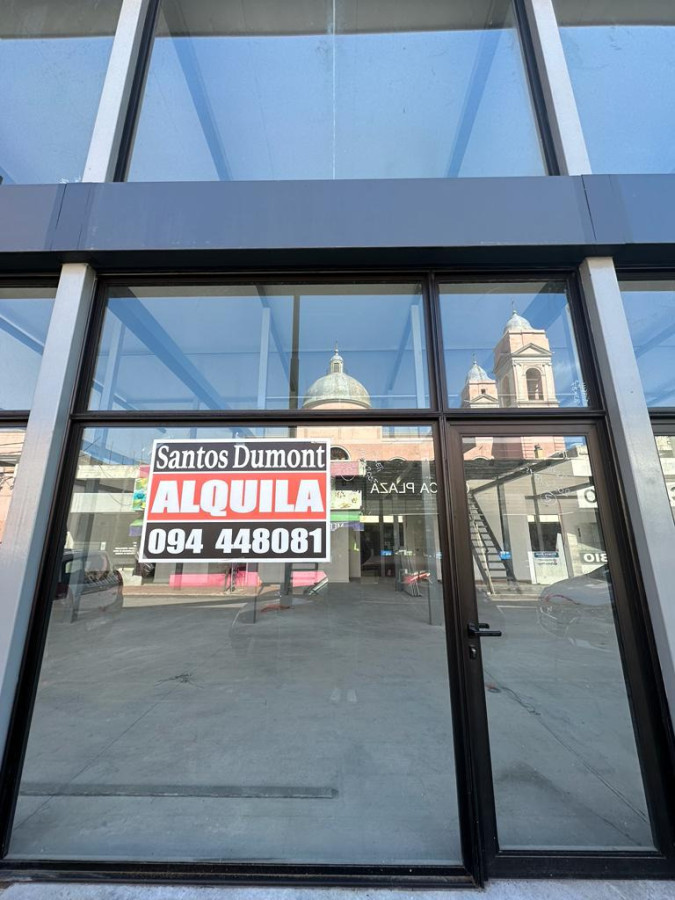 Excelente ubicación en el centro de Maldonado, sobre calle Florida, a pocos metros de 18 de Julio.

El local cuenta con 45 m² totales, distribuidos en aproximadamente 3 metros de frente por 14 metros de fondo, además de patio.

Dispone de 1 baño dentro del local y una planta funcional que se adapta a diferentes tipos de emprendimientos y actividades comerciales.

📍 Ubicación: Calle Florida, casi 18 de Julio – Centro de Maldonado
📐 Superficie: 45 m²
↔️ Frente: 3 metros
📏 Fondo: 14 metros + patio
🚻 Baño: 1

Una excelente opción para quienes buscan instalar su negocio en una zona céntrica y de buena circulación.