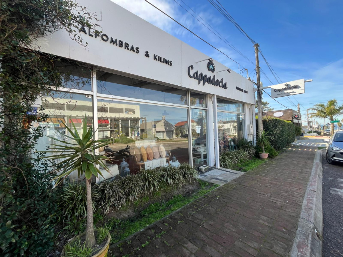 Excelente local comercial sobre Ruta principal en Manantiales.
200mts2 de local.
2 baños. Cocina.
Consulte con nuestros asesores.