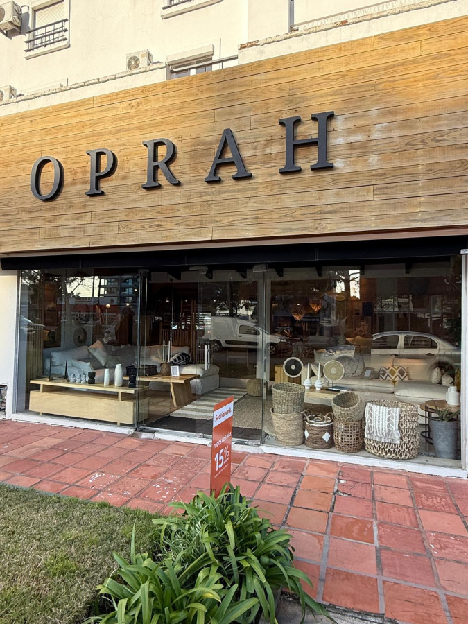  Oportunidad Única en Aidy Grill: Local Comercial de 219 m²

Descubra el potencial de este amplio local de 219 m², ubicado en la codiciada zona de Aidy Grill, Punta del Este. Este espacio versátil es perfecto para emprendedores que buscan establecer su negocio en una de las áreas más vibrantes y en crecimiento de la ciudad.

Con una distribución funcional y luminosidad natural, este local se adapta a diversas actividades comerciales. Su ubicación estratégica garantiza un flujo constante de clientes, rodeado de residencias y servicios que potencian la visibilidad y el acceso.

**Características Destacadas:**
- Superficie total: 219 m²
- Espacio versátil, ideal para diferentes rubros
- Excelente ubicación en Aidy Grill
- Oportunidad de inversión en una zona de alta demanda

No deje pasar esta oportunidad de invertir en un espacio que promete crecimiento y éxito. Consulte con nuestros asesores para más información y para programar una visita. ¡Su futuro negocio en Punta del Este comienza aquí!