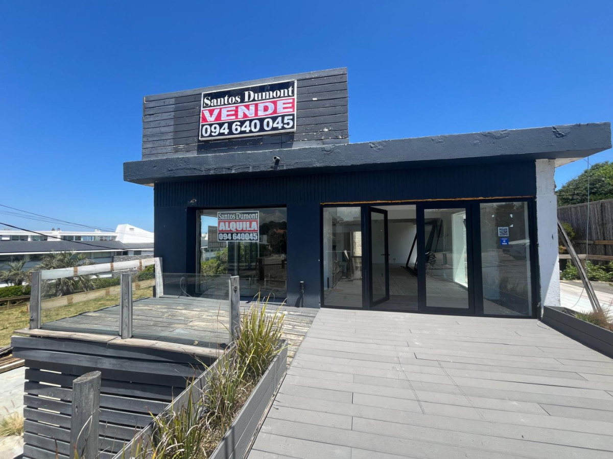 Oportunidad Única en La Barra: Local Comercial a Pasos del Mar.

Descubra el potencial de este amplio local de 396 m², estratégicamente ubicado a tan solo 30 metros de la playa en La Barra. Con un frente de 18 metros y un fondo de 19 metros, este espacio ofrece una versatilidad excepcional para desarrollar su proyecto comercial en una de las zonas más vibrantes y concurridas de la costa uruguaya.

Imagina las posibilidades: desde un restaurante con vista al mar hasta una boutique exclusiva, este local es el lienzo perfecto para materializar su visión. La Barra es un destino turístico de renombre, lo que garantiza un flujo constante de visitantes durante la temporada alta y un atractivo permanente para los residentes locales.

Superficie construida 175 mts2 aprox.
Amplia cocina y decks. + 2 baños.

F.O.S 40 (120 mts2)
F.O.T. 70 (160 mts2)
F.O.S.S 40 % (SUBSUELO DEPOSITO O GARAJE, SI NO TE LO SACAN DEL FOT) 

 Altura máxima: 7m (P.B. + P.A.).

DISPONIBLE ALQUILER

No deje pasar esta oportunidad de inversión en un área en constante crecimiento. Consulte con nuestros asesores para obtener más información y dar el primer paso hacia el éxito de su negocio en este enclave privilegiado. ¡Contáctenos hoy mismo!