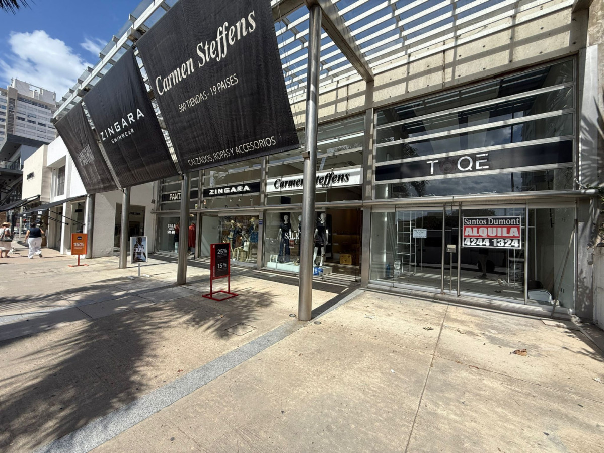  Oportunidad Única en CALLE 20: Local Comercial a Pennínsula, Punta del Este.

Descubre el potencial de este amplio local de 480 m², situado en el corazón de la Península de Punta del Este, a solo 100 metros de la playa. Con un frente de 6 metros, este espacio versátil es ideal para emprendedores que buscan establecer su negocio en una de las zonas más icónicas y visitadas de Uruguay.

Imagina la posibilidad de crear un atractivo punto de venta, un restaurante acogedor o un showroom exclusivo, rodeado de la vibrante vida costera que caracteriza a Punta del Este. Su ubicación estratégica garantiza un flujo constante de turistas y residentes, brindando una excelente oportunidad para captar clientes.

No dejes pasar esta ocasión de invertir en un local que combina espacio, ubicación y potencial. ¡Consulta con nuestros asesores y da el primer paso hacia tu nuevo proyecto!