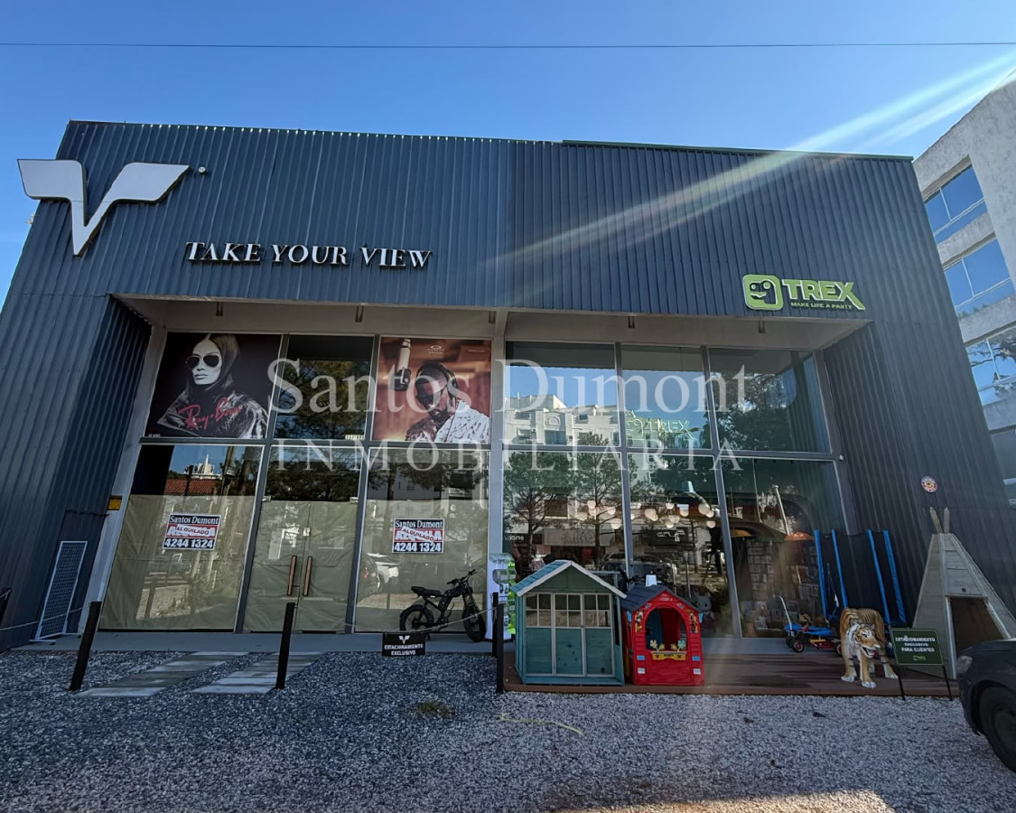 Excelente Local en venta en Av. Italia, Punta del Este, con renta. Dividido en dos unidades de 189m2 cada una con un baño por unidad, estos locales ofrecen un amplio espacio para variados emprendimientos. Zona de demanda comercial continua. Consulte por más información.