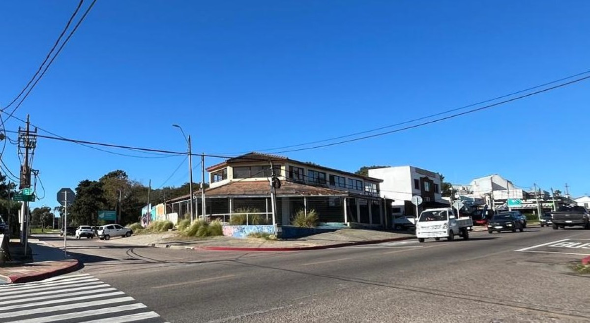 Oportunidad única de inversión en una de las zonas más transitadas y comerciales de La Barra.

Importante propiedad en esquina, ubicada estratégicamente sobre Ruta 10, con 700 m² de terreno y 347 m² construidos, distribuidos en 5 locales comerciales, ideal para renta, desarrollo comercial o emprendimientos de múltiples rubros.

Destaca por sus 35 metros de frente sobre Ruta 10, ofreciendo una excelente visibilidad, gran exposición de marca y fácil acceso para clientes y proveedores.

Características principales:

* Terreno de 700 m².
* 347 m² edificados.
* 5 locales comerciales.
* Esquina de alto impacto visual.
* 35 metros de frente sobre Ruta 10.
* Excelente flujo vehicular y peatonal.
* Ubicación privilegiada en La Barra.

Ideal para inversores que buscan rentabilidad inmediata o para empresas que necesiten una ubicación estratégica en uno de los principales corredores comerciales de la zona.

Disponible para venta y alquiler. Consulte por más información y coordine una visita.
