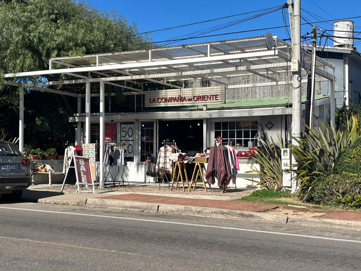 Espectacular local comercial con apartamento sobre Ruta 10. Excelente vista al mar.
Con renta asegurada. Apto para todo rubro .
450 mtrs2 de terreno y aprox.140 mtrs2 construidos.
12 metros de frente x 38 mtrs de fondo.
Consulte con nuestros asesores.