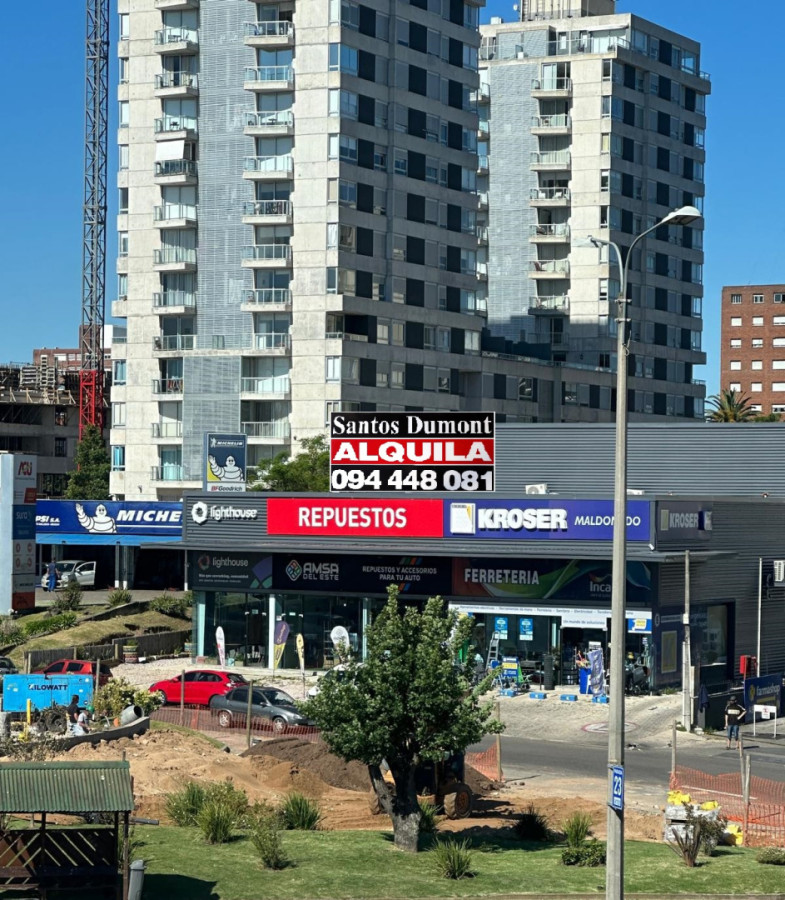 Amplio local comercial en alquiler sobre Zelmar Michellini, a metros de Av. Roosevelt, en excelente punto de Maldonado.

Cuenta con aproximadamente 400 m² distribuidos en una gran planta abierta ubicada en segundo piso por escalera, ideal para empresas, oficinas administrativas, cowork, estudio profesional, academia, centro de capacitación o actividades similares.

El espacio posee gran amplitud y versatilidad para adaptar diferentes distribuciones de trabajo, además de baños ya instalados.

Ubicado en una zona estratégica con excelente conectividad y fácil acceso, próximo a importantes avenidas y servicios.

Consulte por mas información y coordine su visita al +598 94 448 081