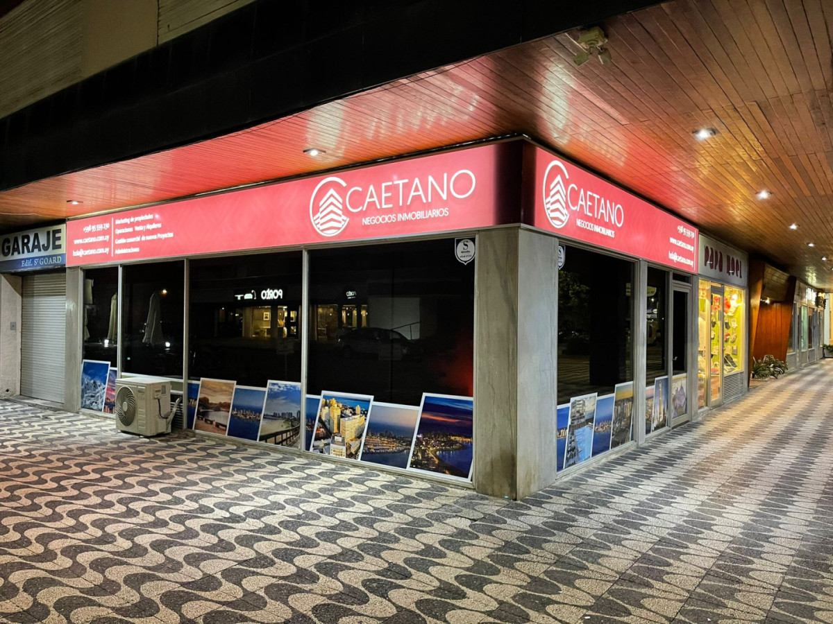  Oportunidad Única en la Península de Punta del Este

Descubra el potencial de este amplio local de 118 m², ubicado en el corazón de la emblemática Península. Este espacio versátil es ideal para emprendedores que buscan establecer su negocio en una de las zonas más concurridas y vibrantes de Punta del Este.

Con su estratégica ubicación, este local ofrece una excelente visibilidad y acceso, rodeado de una variada oferta de servicios, comercios y atracciones turísticas. 

No pierda la oportunidad de invertir en un lugar que combina el dinamismo de la ciudad con el encanto de la costa. 

Consulte con nuestros asesores para más información y descubra cómo este local puede ser el próximo paso en su proyecto. ¡Estamos aquí para ayudarle!