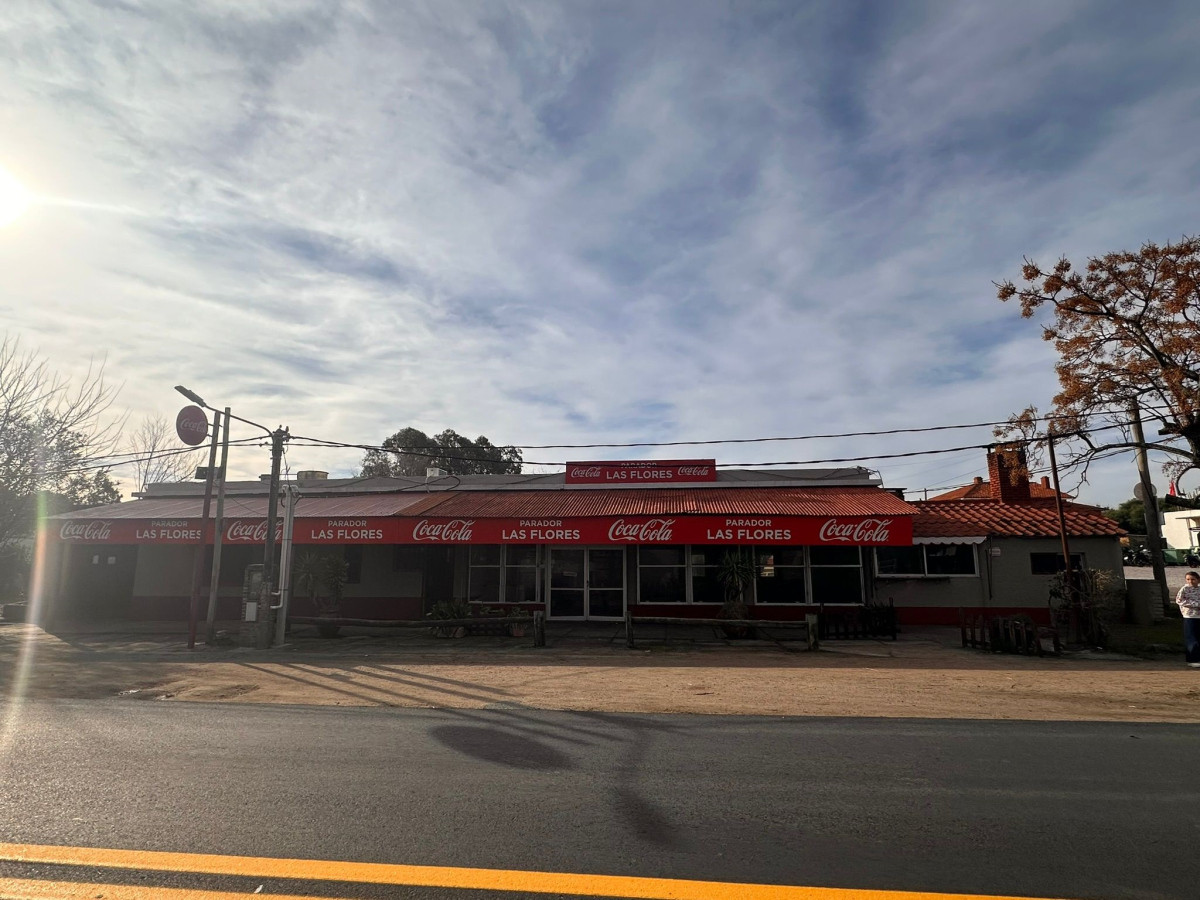 Oportunidad Única en Piriápolis: Local Comercial, ideal para Gastronómico a Pasos del Mar.
Descubra el potencial de este amplio local de 236m², estratégicamente ubicado en el corazón de Las Flores, Piriápolis, a tan solo 250 metros de la playa. Con un generoso frente de 30 metros y un fondo de 25 metros aprox., este espacio se presenta como la opción ideal para desarrollar un proyecto gastronómico que aproveche la creciente demanda turÃstica de la zona.
Imagina crear un restaurante, café o bar que no solo deleite a los visitantes, sino que también se convierta en un punto de encuentro para los residentes locales. La cercanÃa al mar y la vibrante atmósfera de Piriápolis brindan un entorno perfecto para atraer a una clientela diversa y en constante búsqueda de nuevas experiencias culinarias.
En excelente estado, para ingresar y comenzar a trabajarlo inmediatamente.
No deje pasar esta oportunidad de inversión en una de las localidades más encantadoras de la costa uruguaya. Consulte con nuestros asesores.