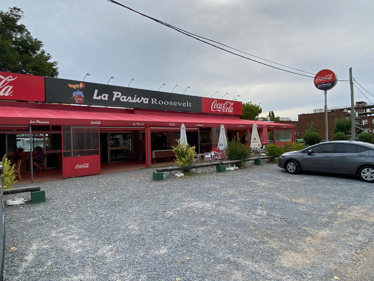 **Oportunidad Única en Maldonado: Local Comercial de 1018 m² a Tu Alcance**
Descubre el potencial de este amplio local de 1018 m², ubicado en una de las zonas más estratégicas de Maldonado. Actualmente con renta de importante cadena gastronómica hasta el año 2030.
Apto para construcción en altura bajo régimen de ANV!!!
No dejes pasar esta oportunidad de inversión en una de las áreas más prometedoras del mercado inmobiliario. Consulta con nuestros asesores para obtener más información y dar el primer paso hacia el éxito de tu proyecto. ¡Estamos aquí para ayudarte!