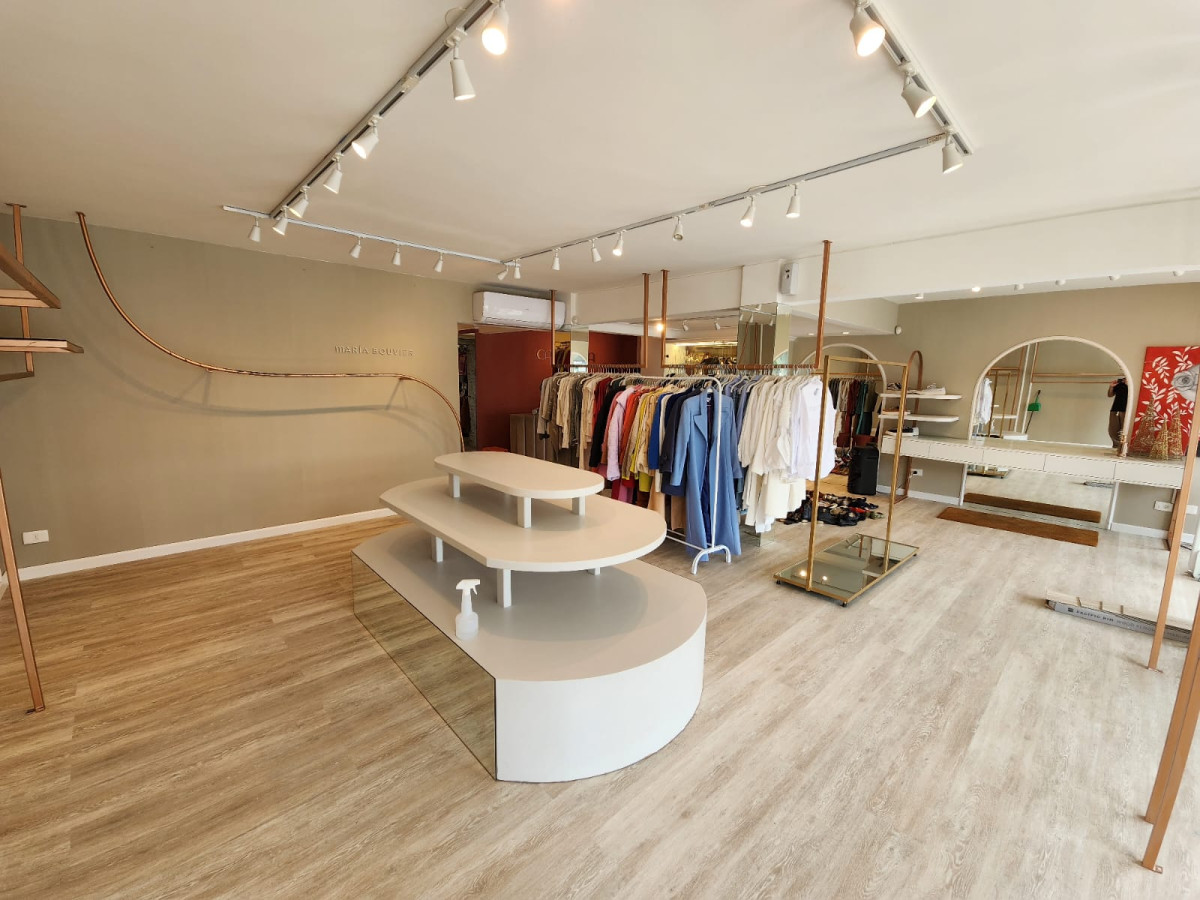 **Tu Oportunidad en la PenÃnsula: Local Comercial a Pasos del Mar**
Descubre este excepcional local de 90 m², situado en el corazón de la PenÃnsula, sobre la calle con mayor demanda de Punta del Este. A tan solo 150 metros de las aguas cristalinas del puerto, esta propiedad ofrece una ubicación inmejorable para emprender tu negocio o expandir tu inversión.
Con un diseño versátil y amplio, el local se adapta a diversas actividades comerciales, brindando la posibilidad de atraer tanto a residentes como a turistas. Su cercanÃa a la playa y a los principales puntos de interés de la zona lo convierten en un lugar estratégico para captar la atención de potenciales clientes.
No dejes pasar esta oportunidad única de establecerte en uno de los destinos más codiciados de la costa uruguaya. Para más información y asesoramiento personalizado, no dudes en consultar con nuestros expertos. ¡Estamos aquà para ayudarte a dar el siguiente paso hacia tu nuevo proyecto!