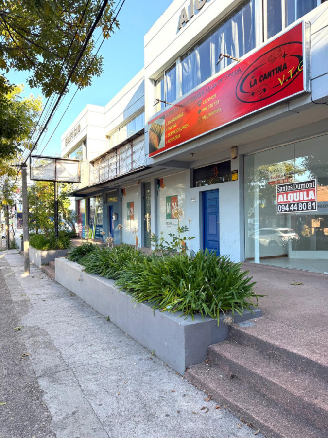 Local comercial de aproximadamente 50 m², ubicado sobre Avenida Aigua, a pasos de 19 de Abril, en una zona de gran circulación y visibilidad.

Cuenta con amplio espacio principal, baño y kitchenette, ideal para diversos rubros comerciales, oficinas, showroom, estética, estudio profesional y más.

Una opción práctica y funcional para desarrollar tu actividad en un punto estratégico de la ciudad.

Consulte por mas información y coordinar su visita al +598 94 448 081