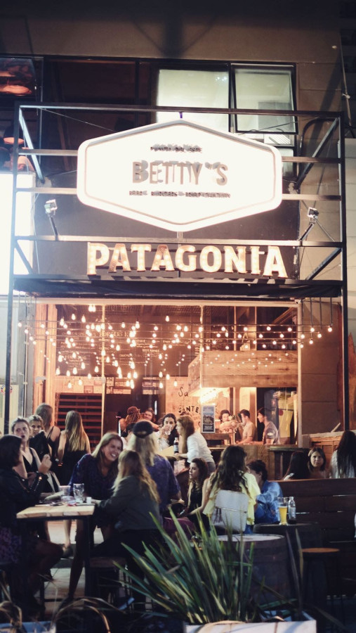  Oportunidad Única en la Península: Local de 190 m² Ideal para Gastronomía

Descubre el potencial de este amplio local de 190 m², ubicado en el corazón de la Península de Punta del Este. Con una ubicación privilegiada, este espacio se presenta como la opción perfecta para emprendedores del sector gastronómico que buscan establecer su marca en una de las zonas más vibrantes y visitadas del balneario.

El local cuenta con un diseño versátil que permite múltiples configuraciones, ideal para restaurantes, cafeterías o bares. Su cercanía a la playa y a importantes puntos de interés garantiza un flujo constante de clientes, tanto locales como turistas.

No dejes pasar esta oportunidad de invertir en un espacio que promete un alto rendimiento en una de las áreas más codiciadas de la costa uruguaya. 

Consulte con nuestros asesores y dé el primer paso hacia el éxito de su proyecto gastronómico. ¡Contáctenos hoy mismo!