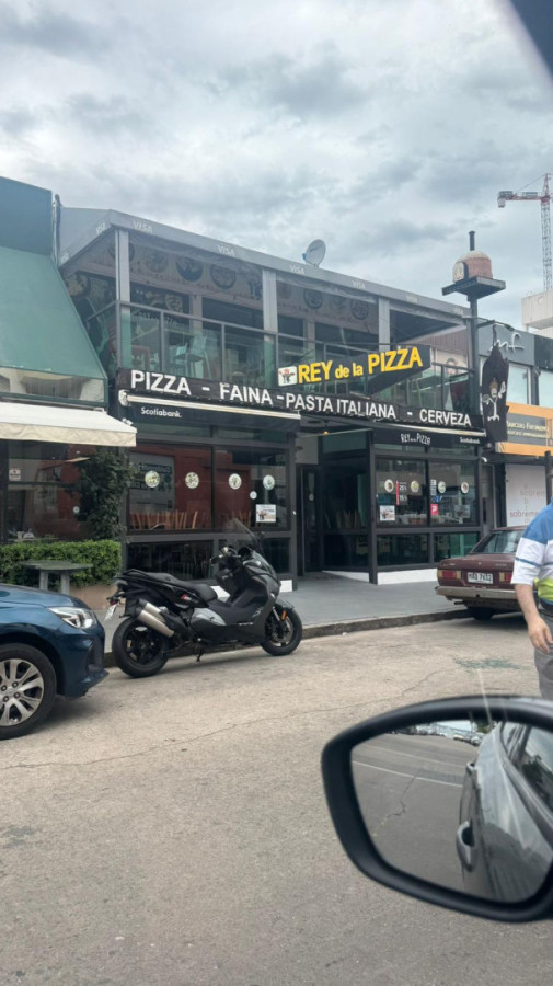 Local Comercial en Península - Punta del Este

Presentamos un amplio local de 300 m² en la codiciada zona de Península, a tan solo 150 metros del mar. Esta ubicación privilegiada no solo garantiza un alto tráfico peatonal, sino que también ofrece un entorno vibrante, ideal para el desarrollo de un emprendimiento gastronómico. 

Consulte precio de venta de llave, con facturación comprobada y mobiliaria
Se vende sin marca, sin nombre
Consulte por precio del alquiler anual

El espacio cuenta con un diseño versátil que permite múltiples configuraciones, adaptándose a las necesidades de su negocio. La cercanía a la playa y a los principales puntos de interés de la ciudad lo convierten en un lugar estratégico para captar tanto a residentes como a turistas. 

Con un entorno que mezcla la tranquilidad de la costa con la actividad comercial de Punta del Este, este local se presenta como una opción atractiva para quienes buscan establecer un restaurante, café o bar en una de las áreas más emblemáticas de la ciudad. Consulte con nuestros asesores para más información y para explorar las posibilidades que este local tiene para ofrecer.