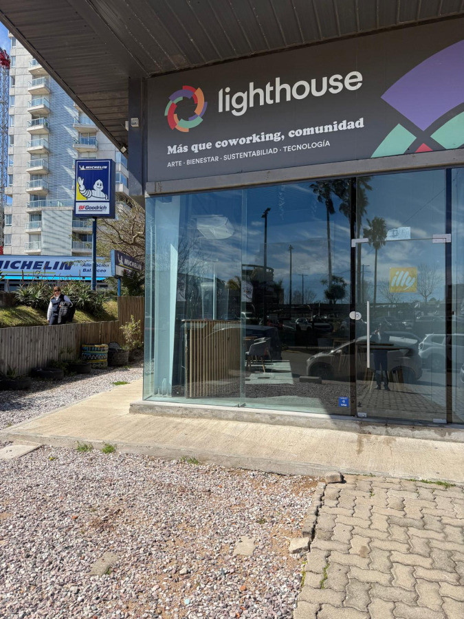  Oportunidad Única en La Loma: Amplio Local de 900 m²

Descubra el potencial de este excepcional local de 900 m² (divisibles en dos de 400m2 y uno de 100m2) en zona de Atlántico Shopping, nuevo polo comercial de Maldonado. Ubicado en una zona estratégica, este espacio versátil es ideal para emprendedores y empresas que buscan establecerse en un entorno en pleno crecimiento.

**Características destacadas:**

- **Superficie amplia:** 900 m² que permiten múltiples configuraciones y usos (dos locales de 400m2 y uno de 100m2).
- **Ubicación privilegiada:** Situado en un área de alto tránsito y fácil acceso, garantizando visibilidad y conexión con su público objetivo.
- **Posibilidad de personalización:** Diseñe el espacio según sus necesidades y aproveche al máximo su potencial.

Este local representa una inversión sólida en una de las zonas más prometedoras de Maldonado. No deje pasar la oportunidad de hacer crecer su negocio en un entorno que invita al desarrollo.

**Consulte con nuestros asesores** para más información y para coordinar una visita. ¡Estamos aquí para ayudarle a dar el siguiente paso hacia el éxito!