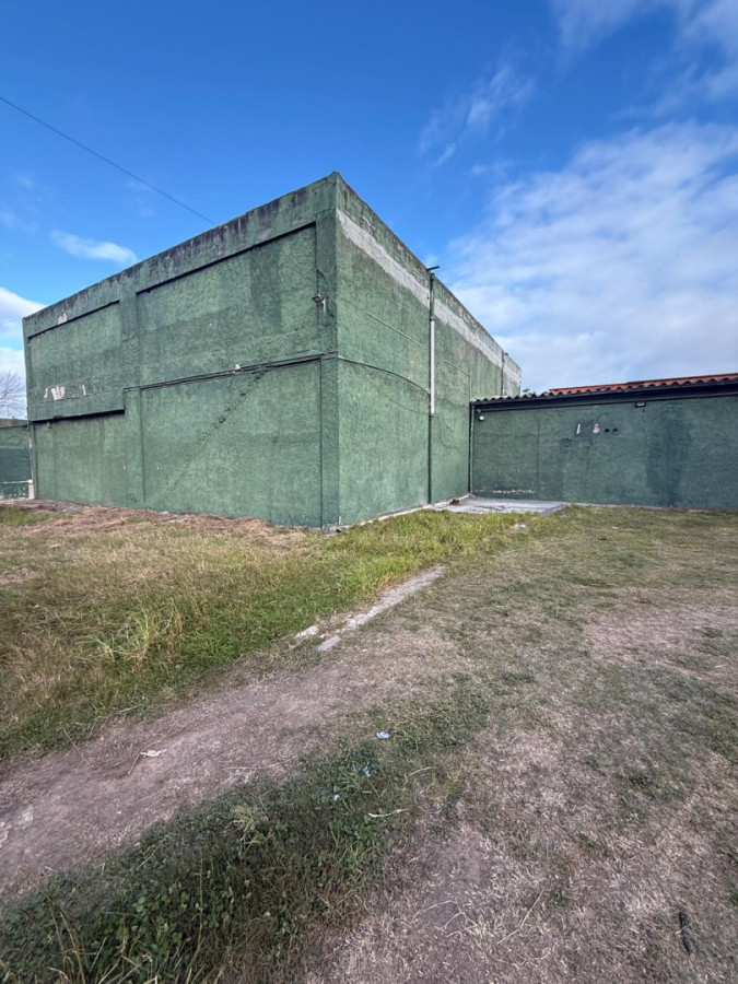 Depósito en venta y alquiler en excelente estado y ubicación en la ciudad de Maldonado, sobre calle Carlos Anaya casi Av. Batlle y Ordóñez (una de las principales av. de la ciudad de Maldonado).

Cuenta con un terreno de 1.053 m² y 723 m² construidos, ofreciendo amplios espacios ideales para depósito, logística, almacenamiento, distribución, talleres y diversos rubros comerciales o industriales.

Destaca por su amplio frente de 38 metros sobre Carlos Anaya, brindando gran visibilidad, cómodo acceso y excelente operativa para carga y descarga.

Una propiedad versátil, con gran potencial y estratégica ubicación, en una zona de fácil acceso y buena conectividad.

Consulte por mas información y coordine su visita!