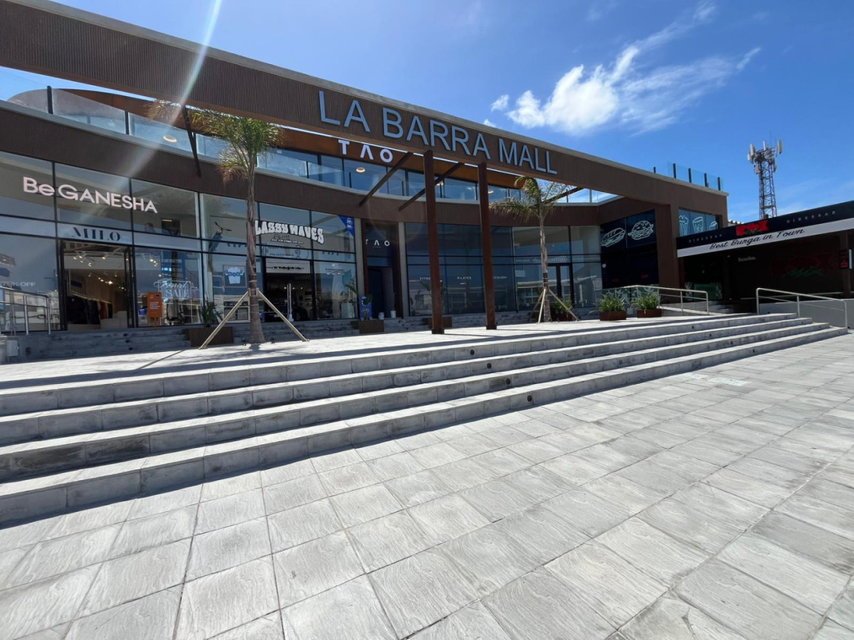 Excelente local en LA BARRA MALL

Local con entre piso. Baño
Grandes ventanales.

LOCAL 5
140mts2 aprox. total construidos.

Consulte con nuestros asesores.