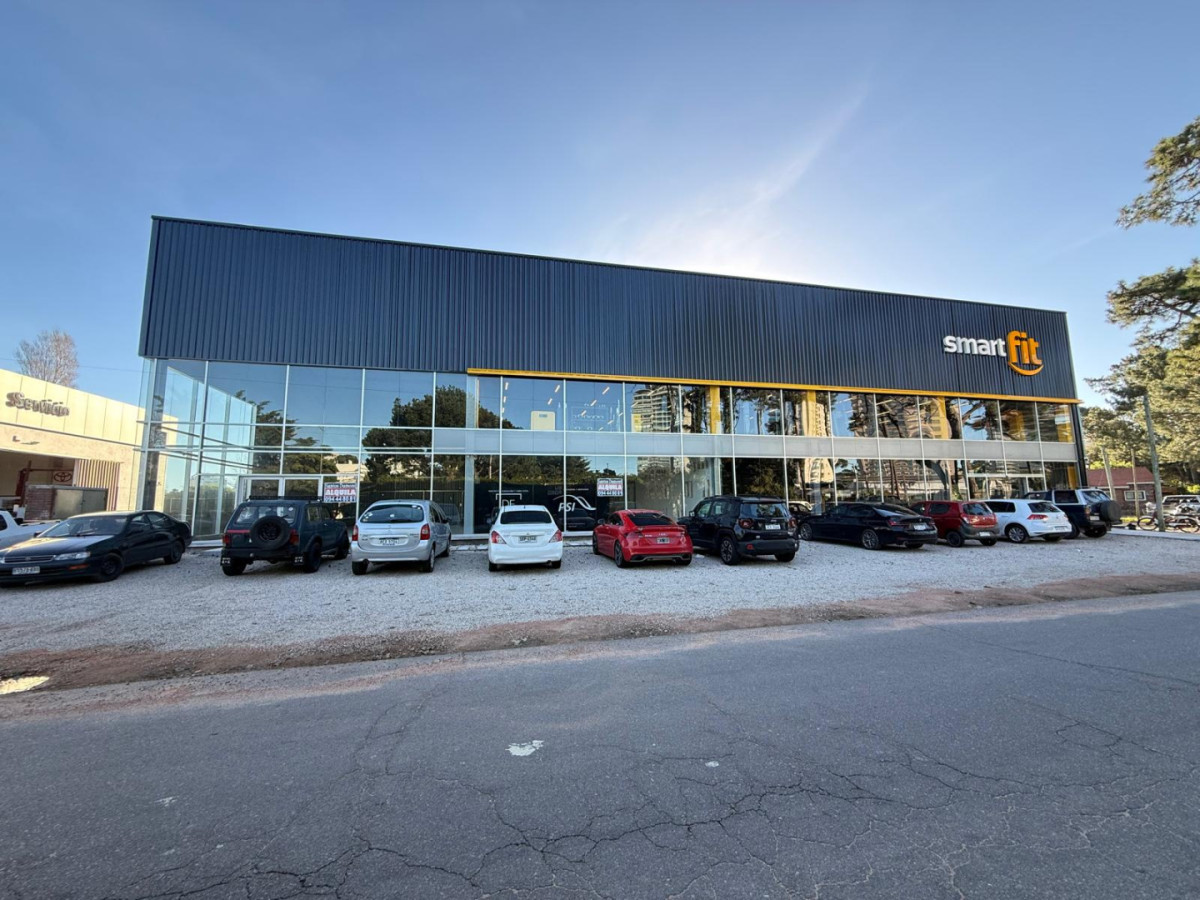 Espacioso local comercial en excelente ubicación, a metros del Shopping de Punta del Este.

Cuenta con 520 m², amplios espacios y muy buena distribución, ideal para desarrollar propuestas comerciales de gran escala.

Por sus características, resulta una excelente opción para locales de decoración, mueblerías, automotoras, showrooms, centros de atención y distintos rubros comerciales que busquen amplitud y presencia en una ubicación estratégica.
La propiedad se encuentra en buen estado de conservación y ofrece gran potencial para adaptarse según las necesidades de cada proyecto.

Excelente oportunidad para empresas y marcas que busquen visibilidad y un espacio amplio en una de las zonas comerciales más buscadas de Punta del Este. 

Consulte por mas información y coordine su visita al +598 94 448 081