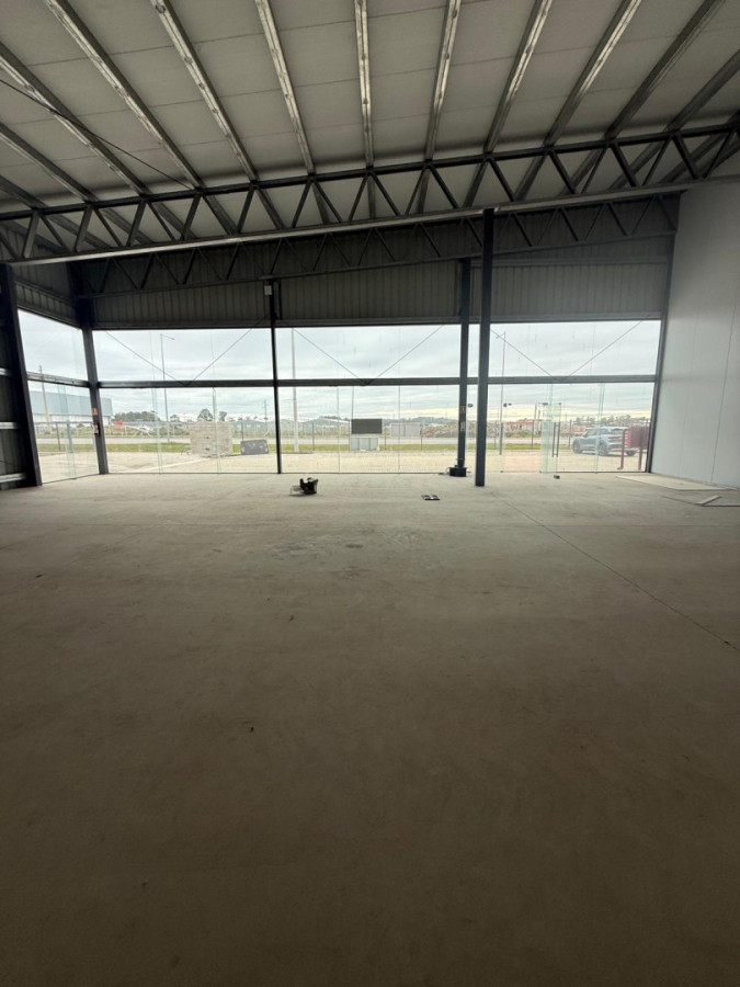 Excelente oportunidad comercial sobre Ruta Perimetral y Ruta 39.

Local de 250 m² ubicado dentro de un importante polo comercial y logístico de gran crecimiento, donde ya se encuentran instaladas reconocidas empresas y marcas del rubro comercial, construcción y logística.

El espacio resulta ideal para showroom, depósito, local comercial, distribuidoras, venta de mobiliario, equipamiento, automotoras, construcción, iluminación y múltiples rubros que busquen visibilidad y fácil acceso.

Zona estratégica con muy buena conectividad y circulación, en un entorno comercial consolidado y en constante desarrollo.

Valor Alquiler U$S 15 por m².

Por mas información, consulte al +598 94 441 081 y coordine su visita.
