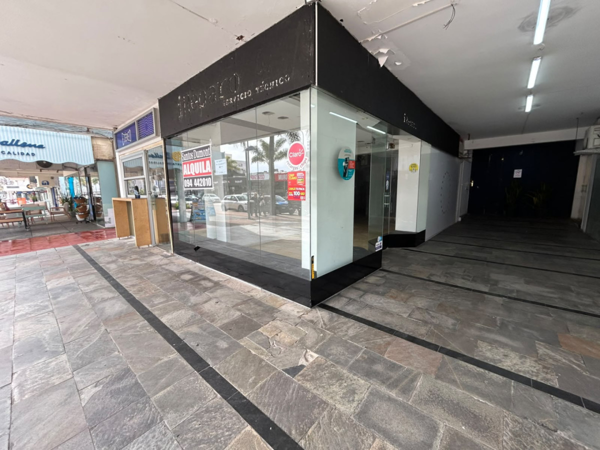 Local Comercial en Av. Gorlero - Punta del Este

Presentamos un local de 25 m² ubicado en el corazón de la Península, una de las zonas más emblemáticas de Punta del Este. Con un frente de 4 metros, este espacio ofrece una excelente visibilidad y acceso, ideal para emprender un nuevo negocio o expandir uno existente en una de las áreas más concurridas de la ciudad.

La ubicación privilegiada del local permite aprovechar el flujo constante de turistas y residentes, lo que lo convierte en un punto estratégico para cualquier actividad comercial. Su diseño funcional permite una fácil adaptación a diversas necesidades.

La Península es conocida por su vibrante vida comercial y social, rodeada de restaurantes, tiendas y atracciones turísticas, lo que asegura un entorno dinámico y atractivo para cualquier emprendimiento. No pierda la oportunidad de consultar con nuestros asesores y descubrir el potencial que este local tiene para ofrecer.