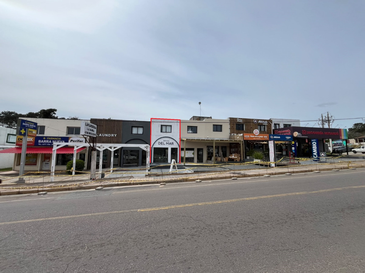 Excelente ubicación comercial. En el corazón de la Barra.

Local de aprox. 30mts2 con 1 baño y depósito-monoambiente arriba + baño del mismo tamaño. 
Totales 60mts aprox.

Largo aprox. locales 9mts x 3,4 de ancho aprox.

Por mas información, consulte con nuestros asesores.