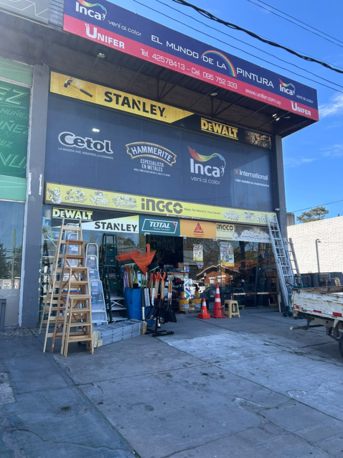 Amplio local comercial en Maldonado

Presentamos un destacado local de 182mts2 construidos, en dos plantas, en una ubicación estratégica de Maldonado, ideal para diversas actividades comerciales. Con un frente de 17 metros y un fondo de 22 metros, este espacio ofrece una excelente visibilidad y acceso, convirtiéndolo en un punto atractivo para atraer clientes. El local se encuentra en un padrón de 804mts2 de terreno.

El local se encuentra en un entorno dinámico, rodeado de comercios y servicios, lo que potencia su uso para negocios que busquen consolidarse en la zona. Su amplitud permite múltiples configuraciones, adaptándose a las necesidades de diferentes rubros, desde retail hasta oficinas o showrooms.

Se vende esta propiedad con RENTA. Consulte a nuestros asesores por información de alquiler, renta y potencial.

No pierda la oportunidad de consultar con nuestros asesores para obtener más información y explorar el potencial que este local tiene para ofrecer.