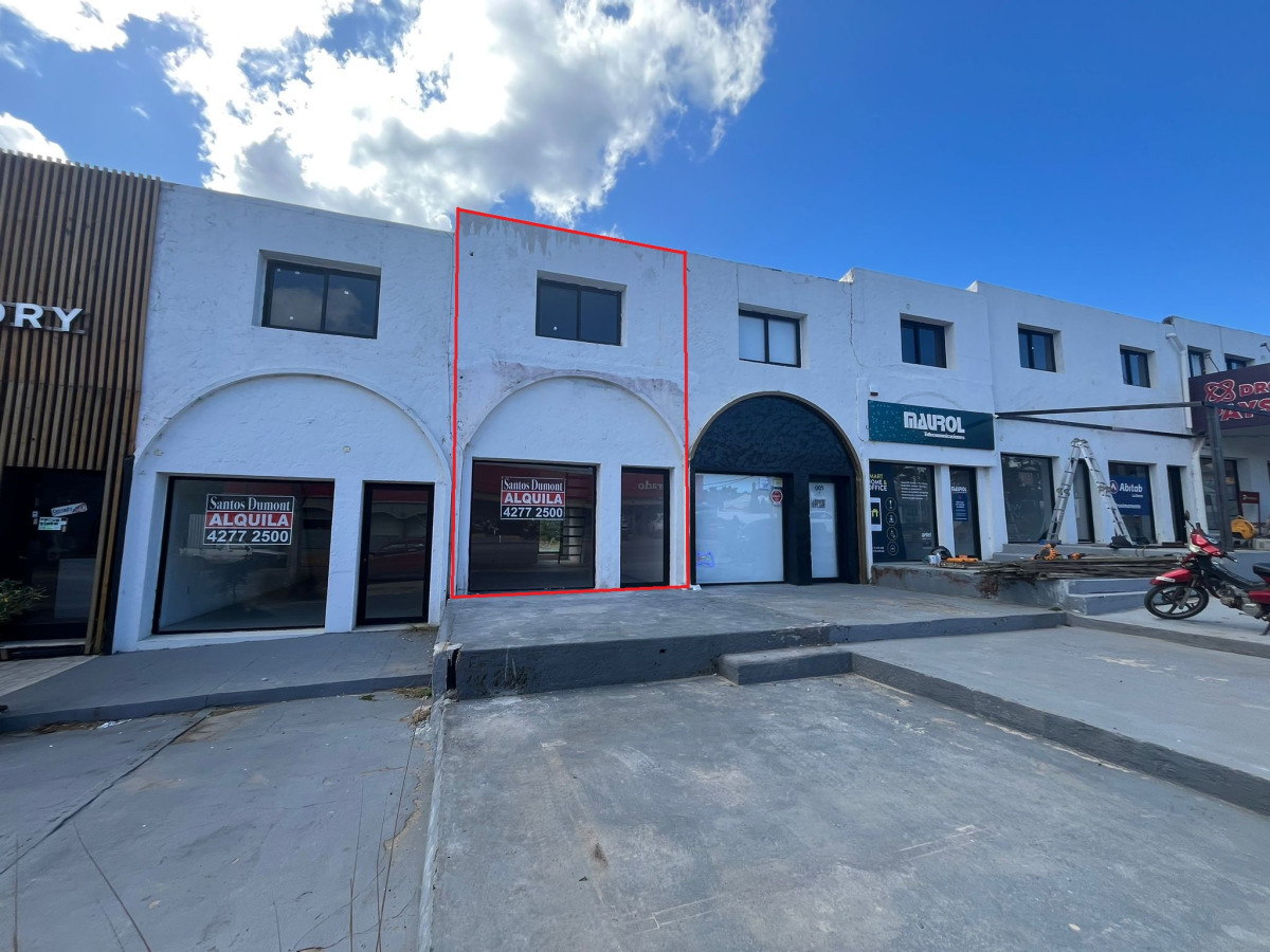 Excelente ubicación comercial. En el corazón de la Barra.

Local de aprox. 30mts2 con 1 baño y depósito-monoambiente arriba + baño del mismo tamaño. Totales 60mts aprox.

Largo aprox. locales 9mts x 3,4 de ancho aprox.

Por mas información, consulte con nuestros asesores.