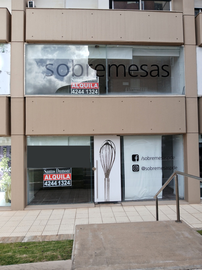Excelente local en alquiler, ubicado sobre la principal calle comercial de Punta del Este.
Consulte con nuestros asesores.
Santos Dumont Inmobiliaria