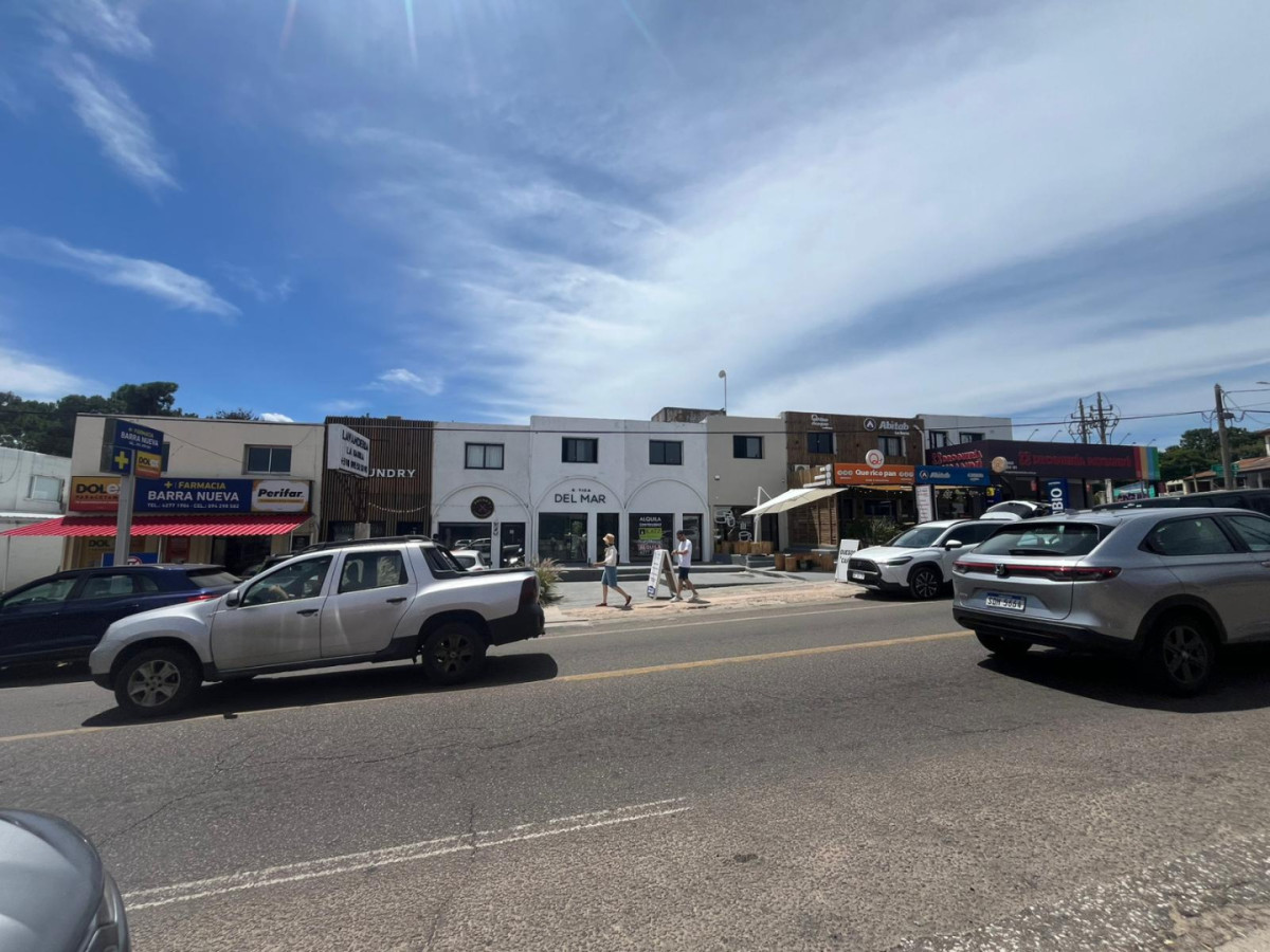 Oportunidad Única en La Barra: 9 Locales Comerciales en un terreno de 1610 m² CON EXCELENTE RENTA ANUAL

Descubra el potencial de este amplio predio de 1610 m² y 618 m2 aprox., ubicado en el corazón de La Barra, una de las zonas más vibrantes y buscadas de la costa uruguaya. Con un frente de 46 metros, este espacio ofrece una visibilidad excepcional y múltiples posibilidades para desarrollar su proyecto.

Ideal para emprendedores y empresarios que buscan establecerse en un área con alto flujo turístico y residencial, estos locales son perfectos para una variedad de usos comerciales. 
Su ubicación estratégica le permitirá atraer tanto a locales como a visitantes, maximizando su inversión.

No deje pasar esta oportunidad de adquirir un inmueble en una de las localidades más dinámicas de la región. 

Consulte con nuestros asesores para más información.