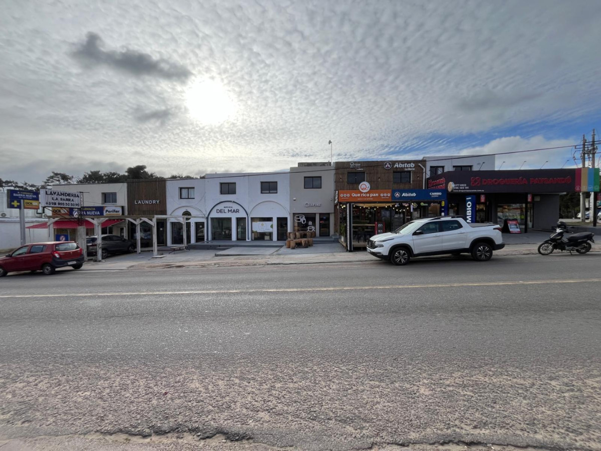 Oportunidad Única en La Barra: 9 Locales Comerciales en un terreno de 1610 m² CON EXCELENTE RENTA ANUAL: 145k, alquilados mediante aseguradora privada

Descubra el potencial de este amplio predio de 1610 m² y 618 m2 construido aprox., ubicado en el corazón de La Barra, una de las zonas más vibrantes y buscadas de la costa uruguaya. Con un frente de 46 metros, este espacio ofrece una visibilidad excepcional y múltiples posibilidades para desarrollar su proyecto.

Ideal para emprendedores y empresarios que buscan establecerse en un área con alto flujo turístico y residencial, estos locales son perfectos para una variedad de usos comerciales. 
Su ubicación estratégica le permitirá atraer tanto a locales como a visitantes, maximizando su inversión.

No deje pasar esta oportunidad de adquirir un inmueble en una de las localidades más dinámicas de la región. 

Consulte con nuestros asesores para más información y por venta individual de cada Local.