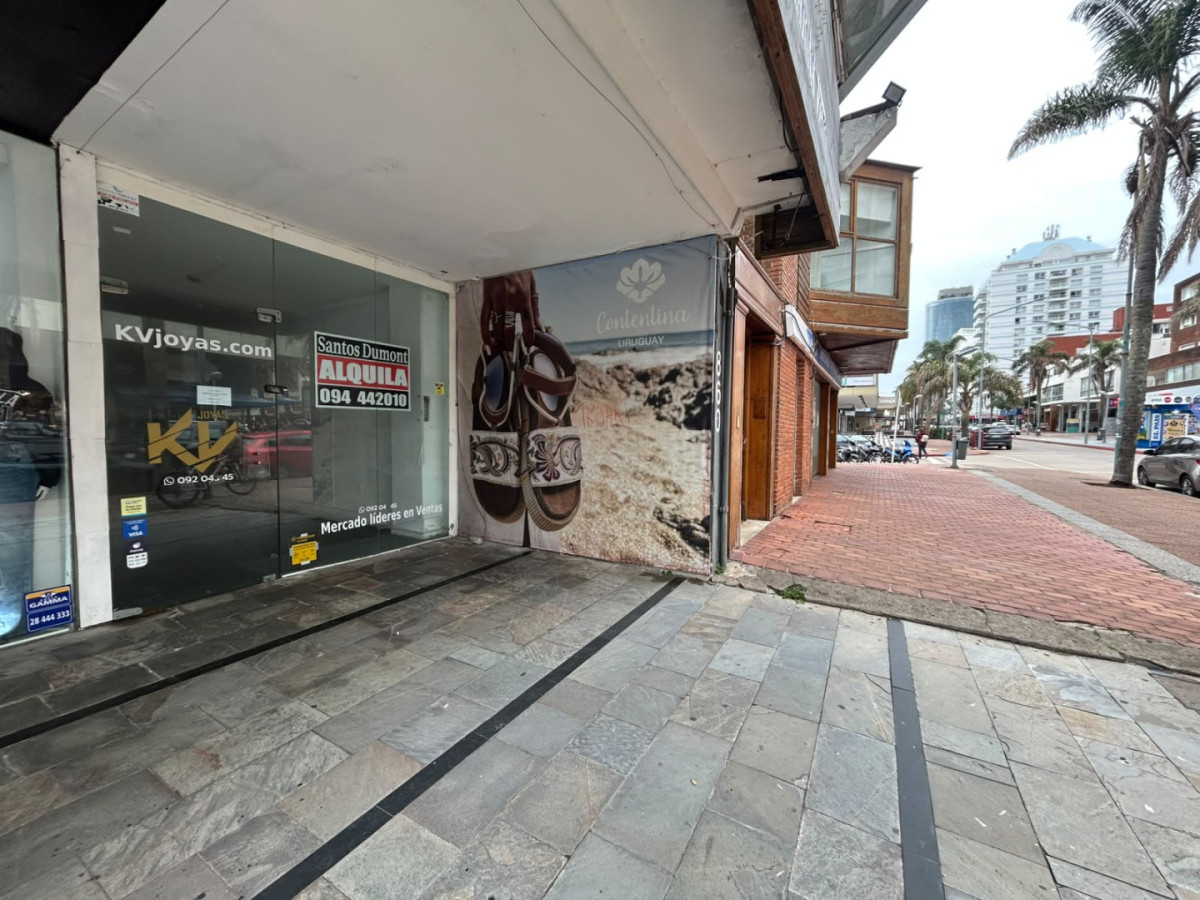 Local Comercial en Península - Punta del Este

Presentamos un local de 100 m² en una de las zonas más cotizadas de Punta del Este, a tan solo 200 metros del mar. Este espacio se encuentra en la Península, un área emblemática que combina el encanto de la costa con una vibrante oferta comercial y turística.

El local cuenta con 3 plantas. Planta Baja: 30mts2, Sub suelo 30mts2 y Planta Alta 40mts2. 

El local ofrece un amplio ambiente que permite diversas configuraciones, ideal para emprender cualquier tipo de negocio. Su ubicación estratégica garantiza un flujo constante de potenciales clientes, gracias a la cercanía con playas, restaurantes y tiendas. Además, la Península es conocida por su atractivo tanto para residentes como para turistas, lo que potencia aún más las oportunidades comerciales.

No deje pasar la posibilidad de establecer su proyecto en un lugar privilegiado. Consúltelo con nuestros asesores para más información y para explorar el potencial de este local.