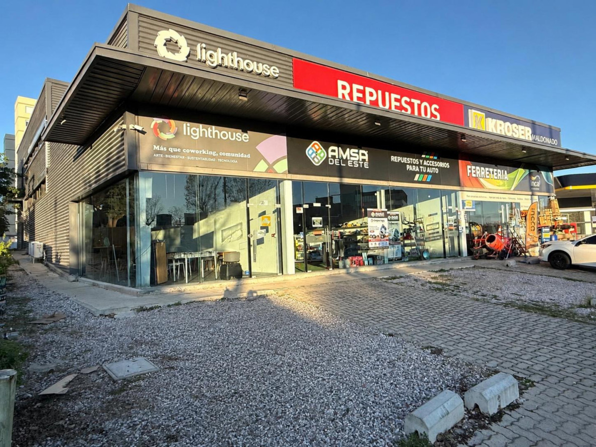 Oportunidad Única en una de las inmejorables zonas de Maldonado

Descubre el potencial de este local en el centro de Maldonado, un espacio versátil que se adapta a tus necesidades comerciales. Ubicado en una de las zonas más transitadas de la ciudad, este local ofrece una excelente visibilidad y acceso, ideal para emprendedores que buscan establecerse en un entorno dinámico.
Con 112 m² de local + 12,5m² de cochera y una Vidriera de 4,62 m² de Frente.

Con una ubicación estratégica y distribución funcional, estarás rodeado de una variada oferta comercial, servicios y transporte, lo que garantiza un flujo constante de clientes. Este espacio es perfecto para aquellos que desean dar el primer paso en el mundo de los negocios o expandir su emprendimiento.
No dejes pasar esta oportunidad de invertir en un local que puede convertirse en el próximo éxito comercial. 

Consulte con nuestros asesores y coordine su visita al +598 94 448 081.