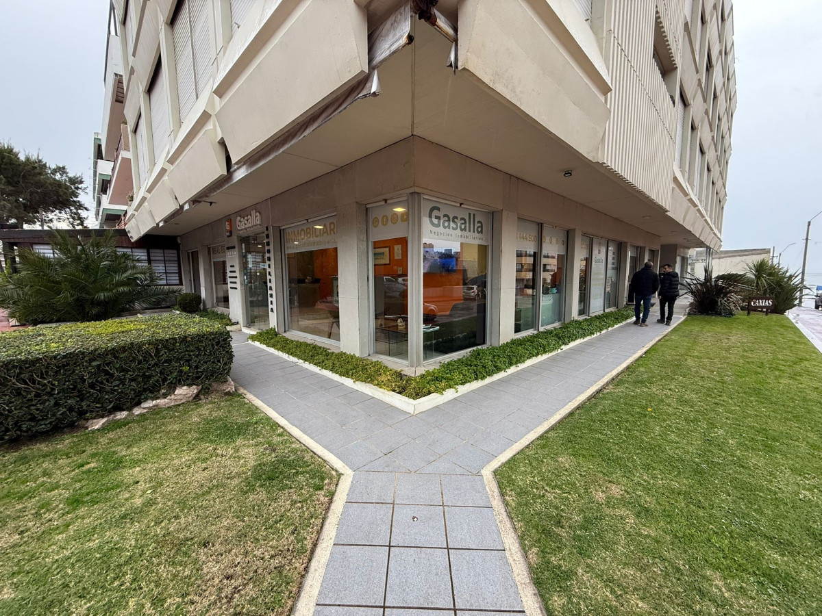 **Oportunidad Única en la Península: Local de 160 m² para tu Oficina Ideal**
Descubre el espacio perfecto para llevar tu negocio al siguiente nivel en el corazón de Punta del Este. Este amplio local de 160 m², ubicado en la emblemática Península, ofrece una ubicación estratégica que garantiza visibilidad y accesibilidad para tus clientes.
Con un diseño versátil, este local se adapta a diversas necesidades, permitiendo la creación de un ambiente de trabajo funcional y acogedor. Su cercanía a importantes puntos de interés y la vibrante vida comercial de la zona lo convierten en la opción ideal para establecer tu oficina.
No dejes pasar esta oportunidad de invertir en un espacio que potenciará tu emprendimiento. Consulta con nuestros asesores para obtener más información y programar una visita. ¡Tu nuevo comienzo en Punta del Este te espera!
