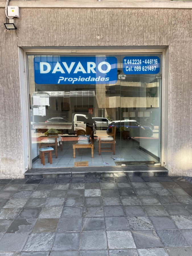  Oportunidad Única en la Península: Local Comercial a Pasos del Mar

Descubra el potencial de este local de 45 m², estratégicamente ubicado en el corazón de la Península de Punta del Este, a solo 100 metros de la playa. Este espacio versátil es ideal para emprendedores que buscan establecer su negocio en una de las zonas más emblemáticas y transitadas de la ciudad.

Con una ubicación privilegiada, este local ofrece visibilidad y fácil acceso, atrayendo tanto a residentes como a turistas. Su diseño funcional permite múltiples usos, desde una boutique exclusiva hasta una cafetería acogedora.

No pierda la oportunidad de invertir en un espacio que combina ubicación, estilo y potencial de crecimiento. Consulte con nuestros asesores para más información y descubra cómo este local puede ser la clave para el éxito de su próximo proyecto.