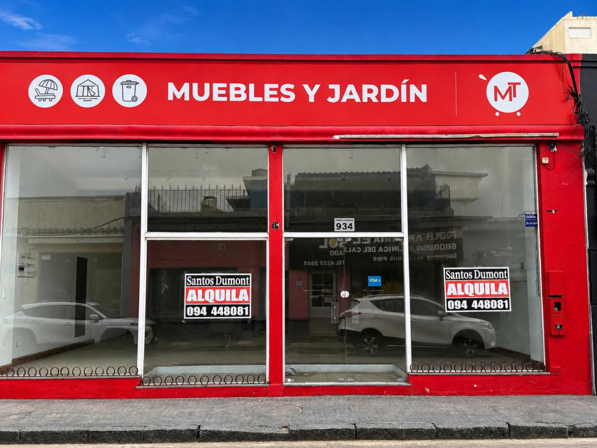 Excelente oportunidad para instalar tu negocio en una ubicación estratégica del centro de Maldonado.

Local comercial de 200 m², amplio, cómodo y en muy buen estado de conservación, ideal para diferentes tipos de emprendimientos, oficinas, comercios o servicios.

📍 Ubicación: calle Román Guerra, casi Ventura Alegre, en pleno centro de Maldonado.

El local cuenta con:

* 200 m² de superficie
* 2 baños
* Kitchen
* Ambientes amplios y funcionales
* Muy buen estado general
* Excelente ubicación y visibilidad

Una propiedad con gran potencial comercial, ubicada en una zona de movimiento y fácil acceso.

¡Consúltanos para coordinar una visita y conocerlo!